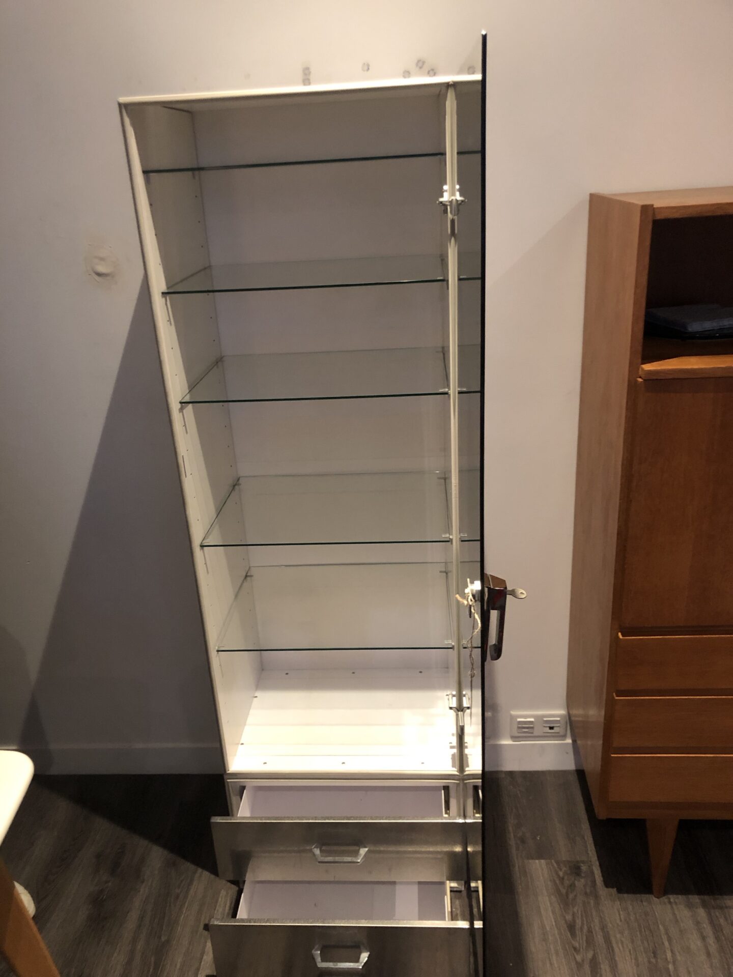 Meuble de métier : Étagères en verre, Tiroirs en metal – Image 4