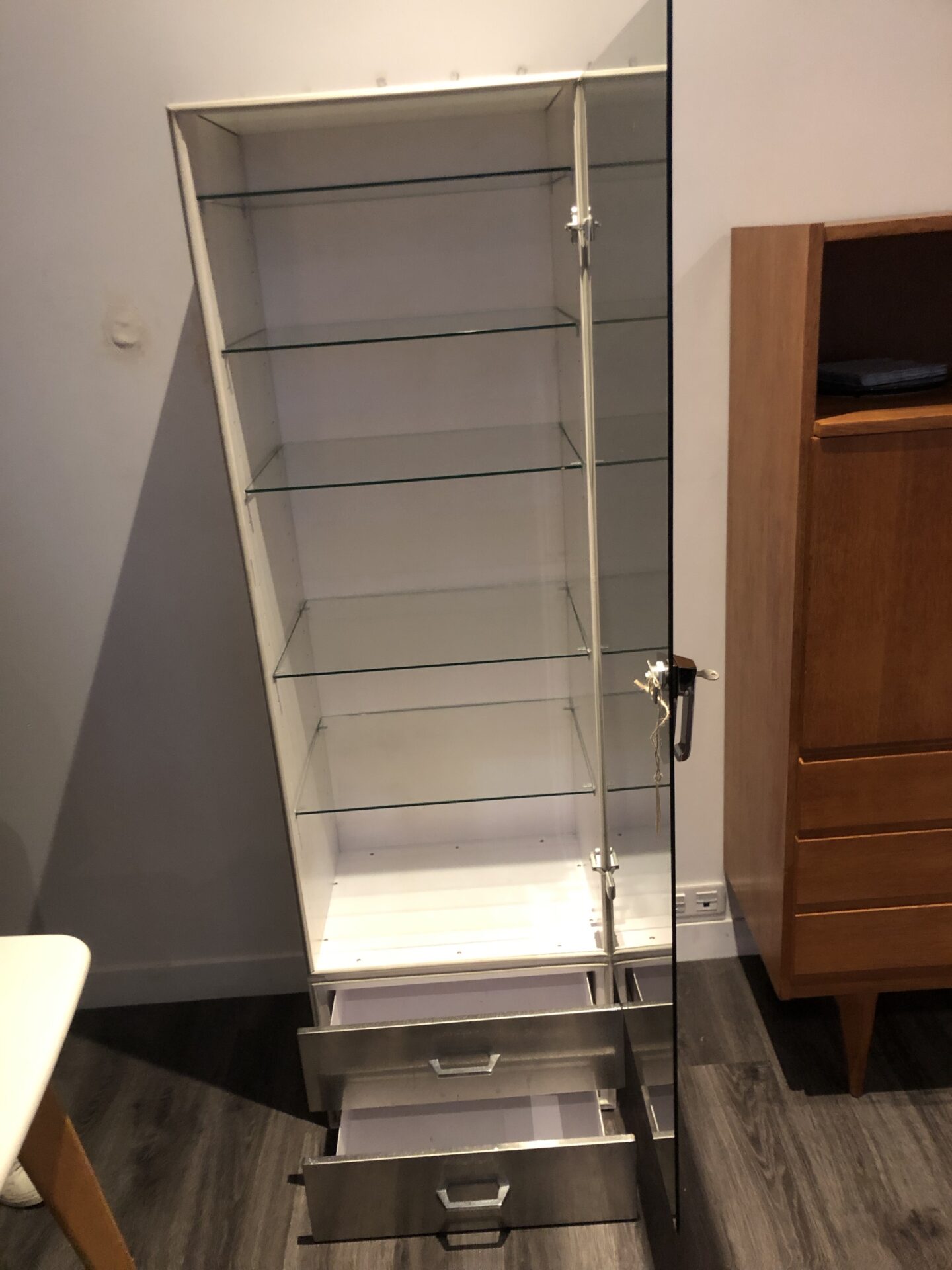 Meuble de métier : Étagères en verre, Tiroirs en metal – Image 5