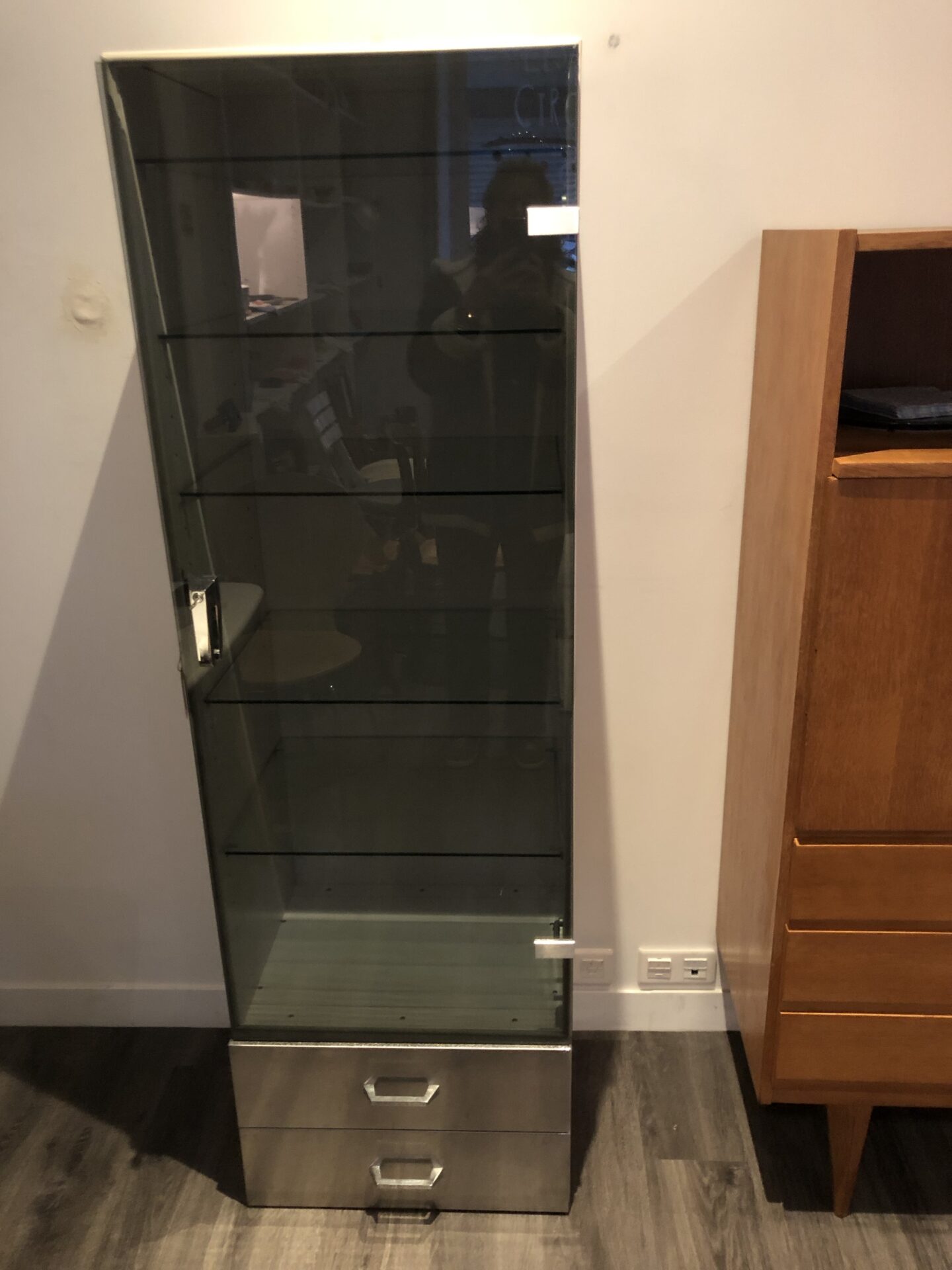 Meuble de métier : Étagères en verre, Tiroirs en metal – Image 6