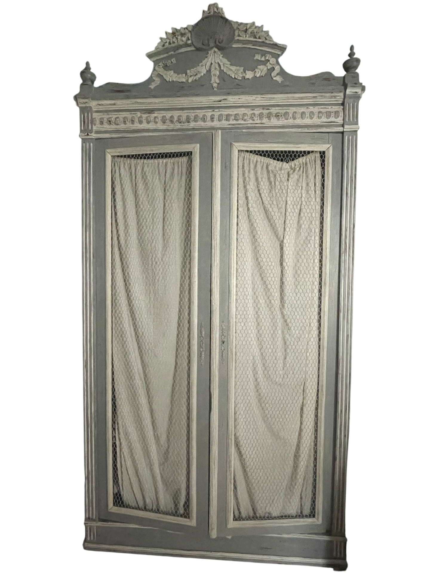 Armoire ancienne avec une belle patine grise claire