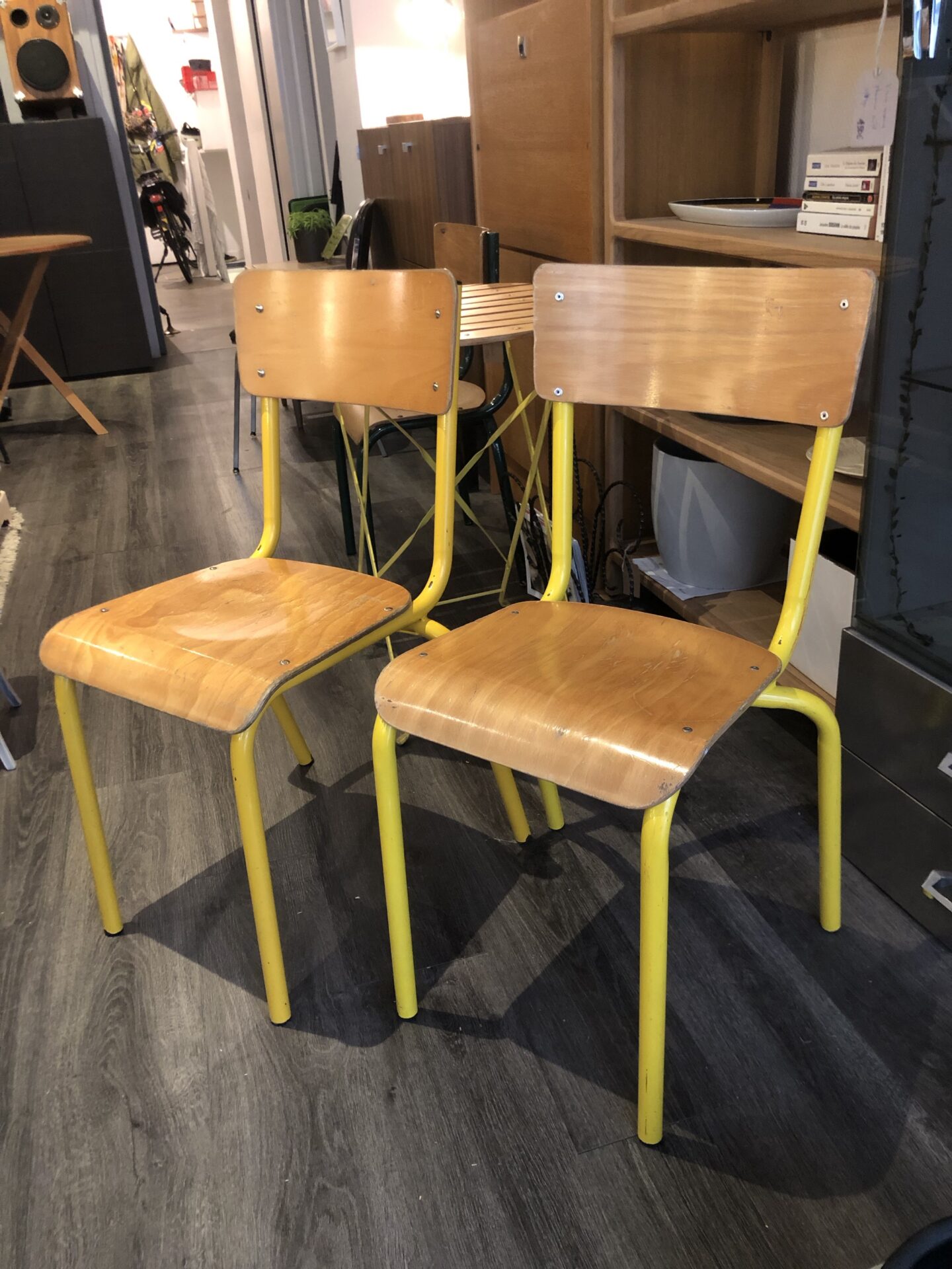 2 chaises d’école jaunes – Image 3