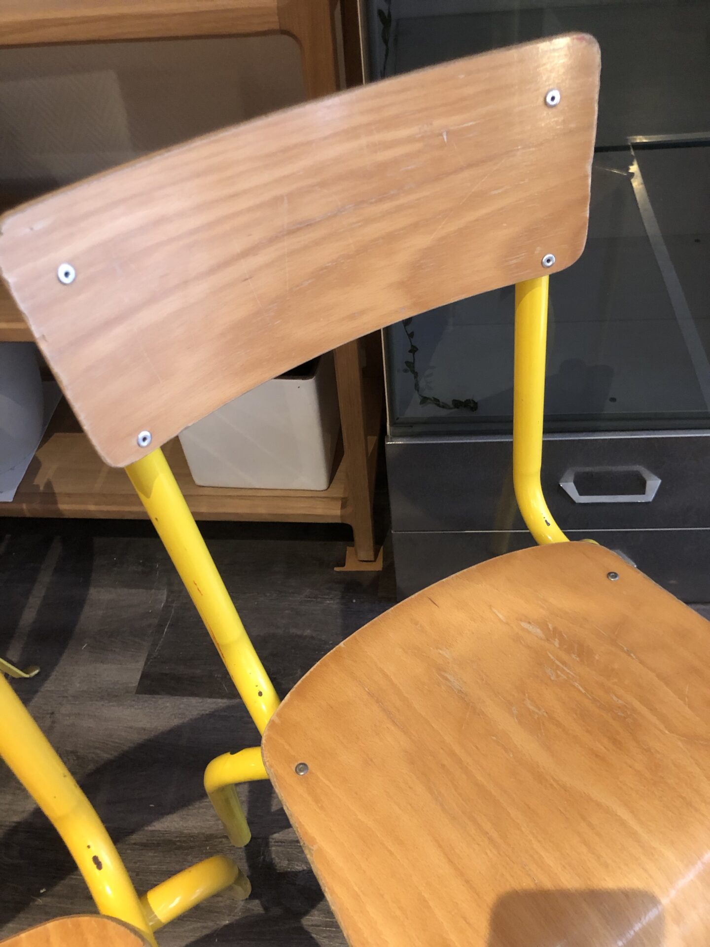 2 chaises d’école jaunes – Image 5