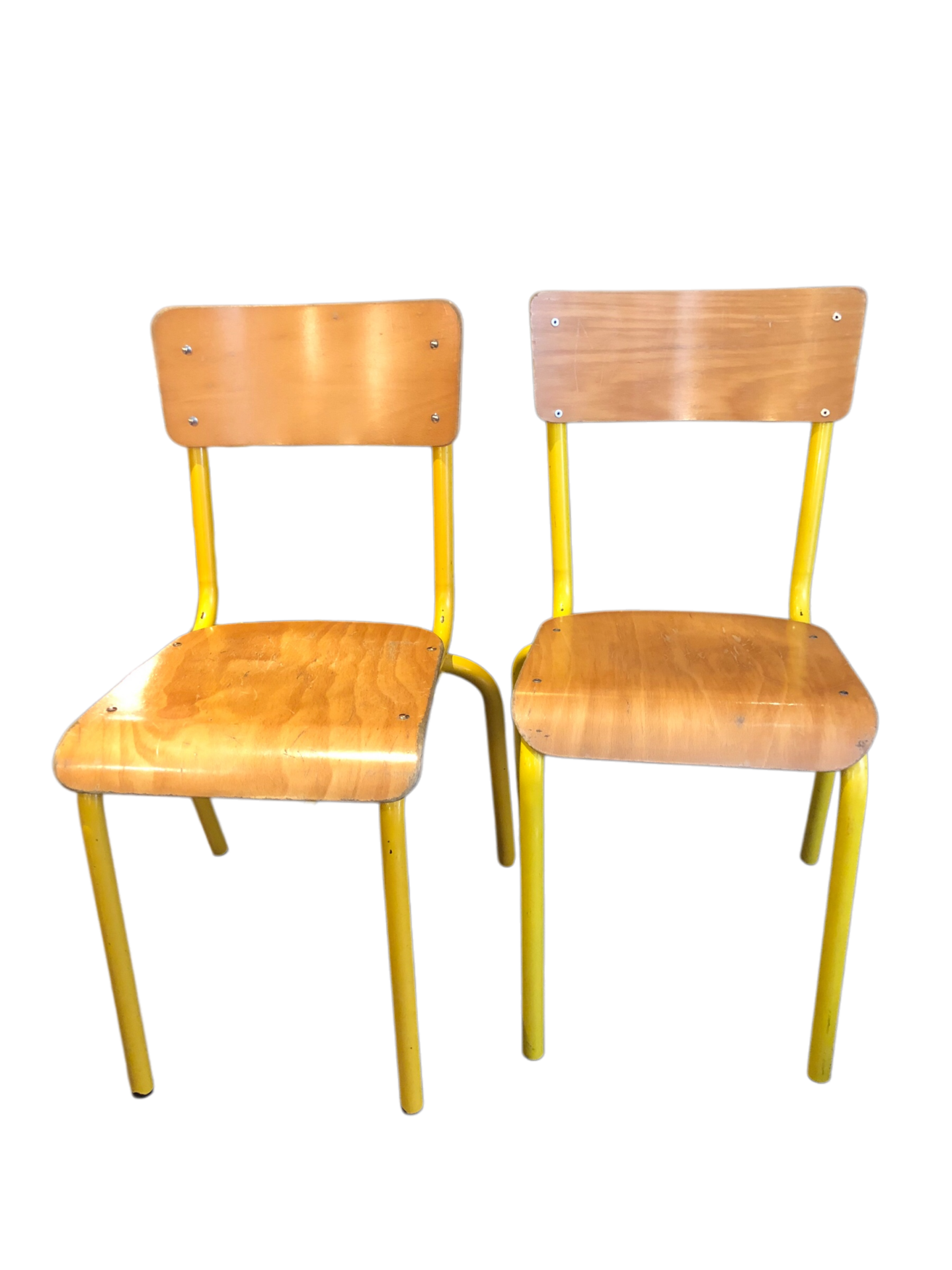 2 chaises d’école jaunes