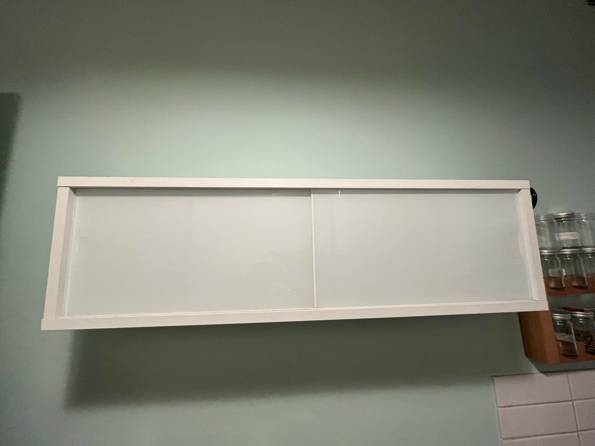 Meuble étagère blanc avec portes coulissantes – Image 2
