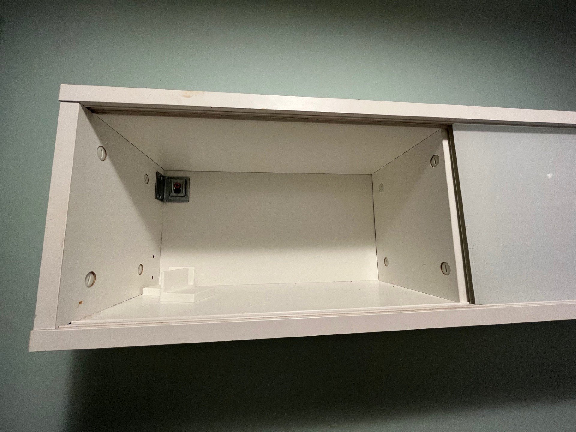 Meuble étagère blanc avec portes coulissantes – Image 3