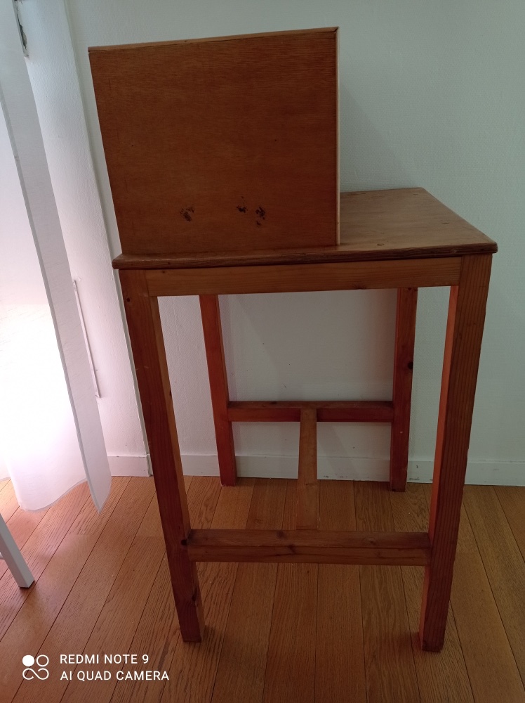 Table / Présentoir en bois vintage – Image 3