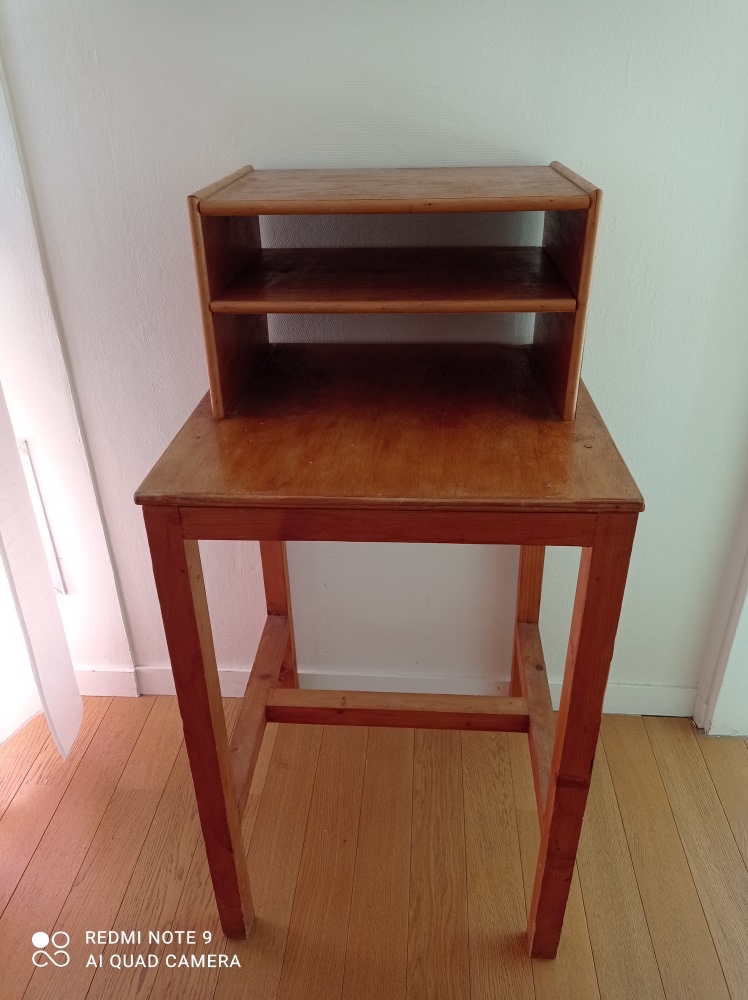 Table / Présentoir en bois vintage – Image 4
