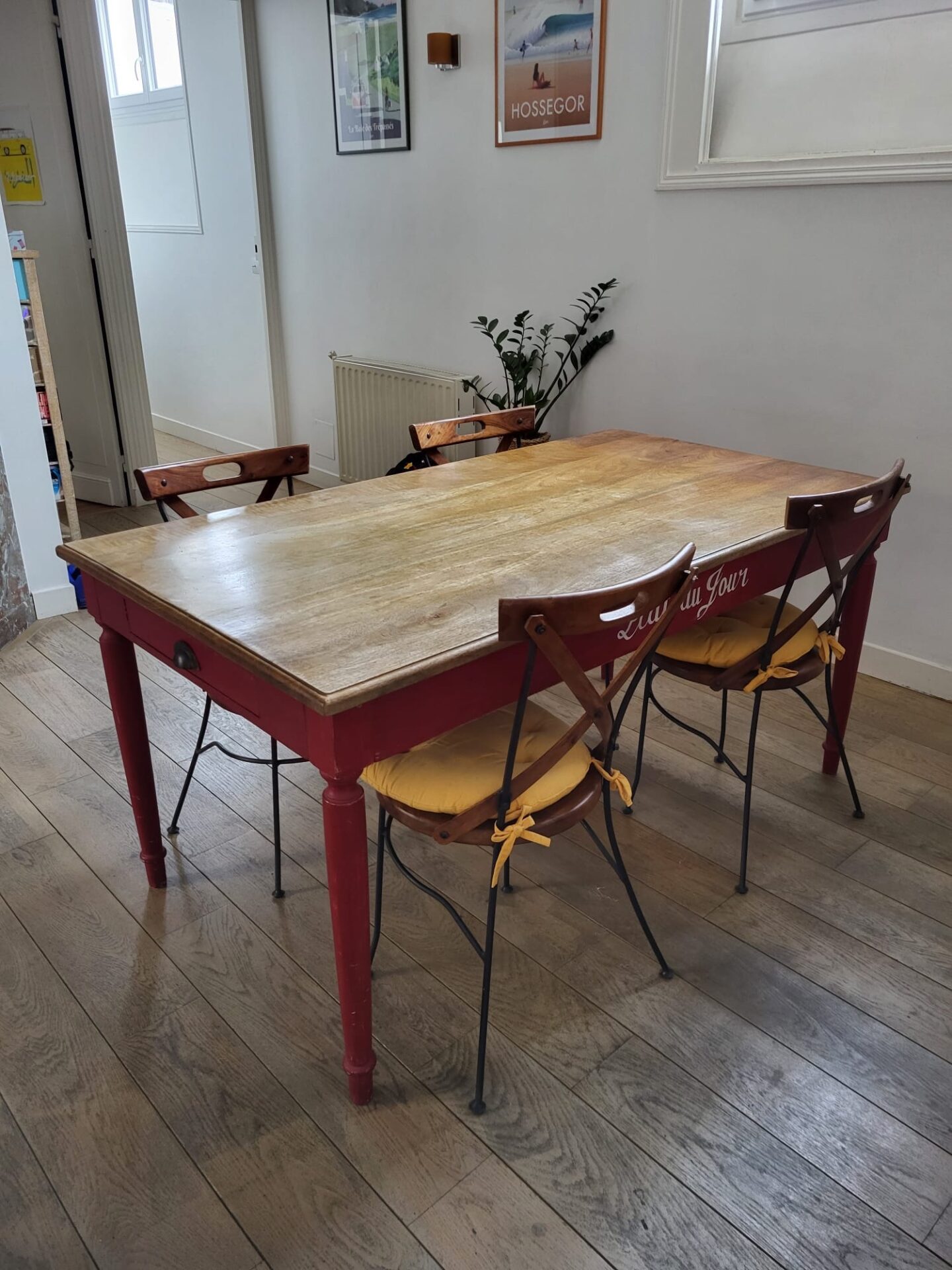 Table de salle à manger - manguier massif bicolore (naturel et rouge) Maison du monde – Image 6
