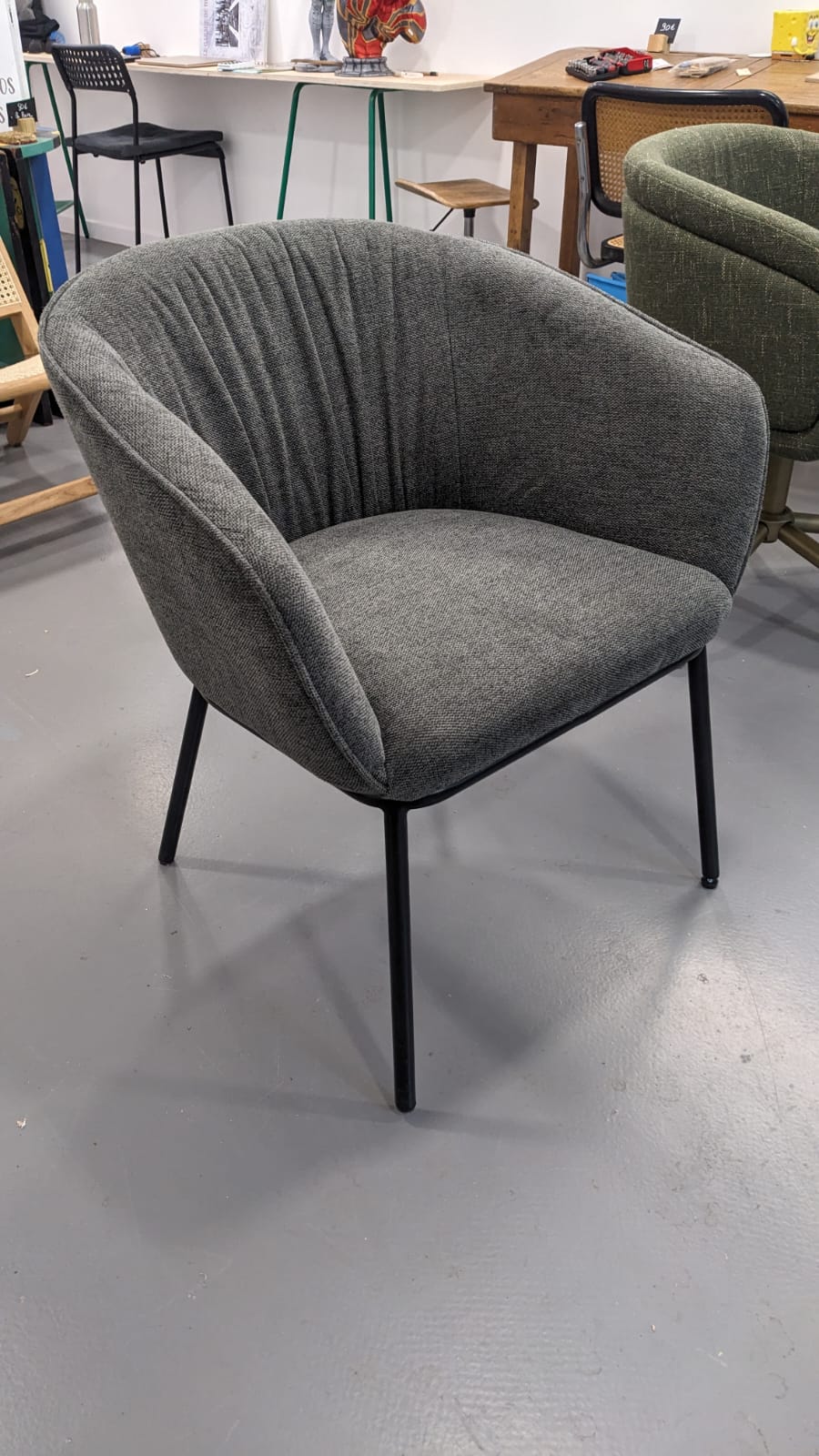 Chaise capitonnée en tissu avec accoudoirs – Image 4