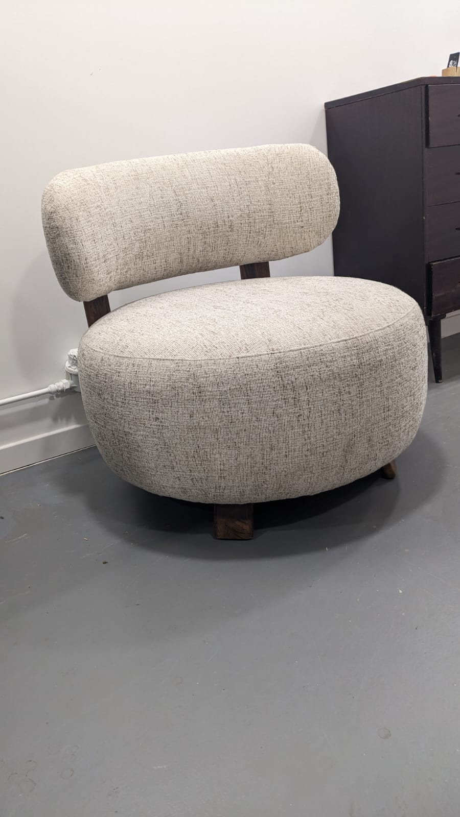 Fauteuil Platon noyer et tissu chiné réparé – Image 4