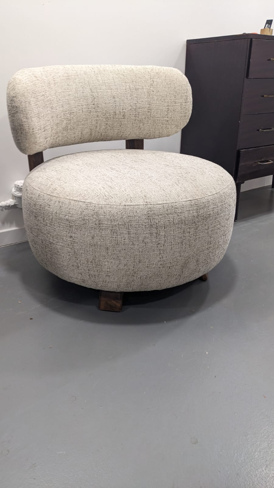 Fauteuil Platon noyer et tissu chiné – Image 3