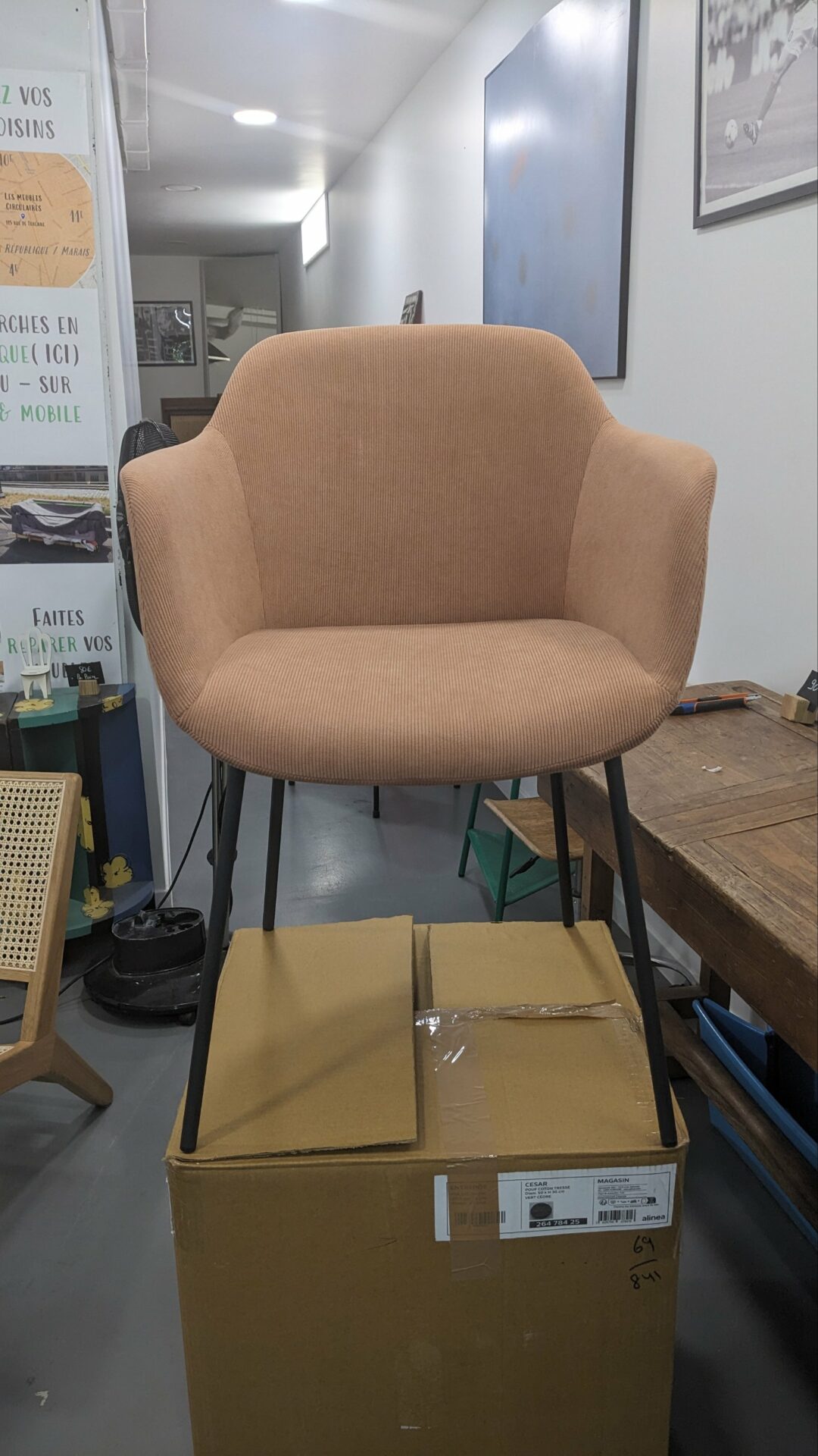 Chloé - Chaise en velours côtelé rose – Image 2