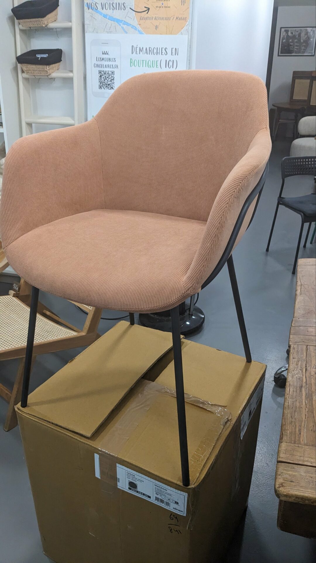 Chloé - Chaise en velours côtelé rose – Image 4