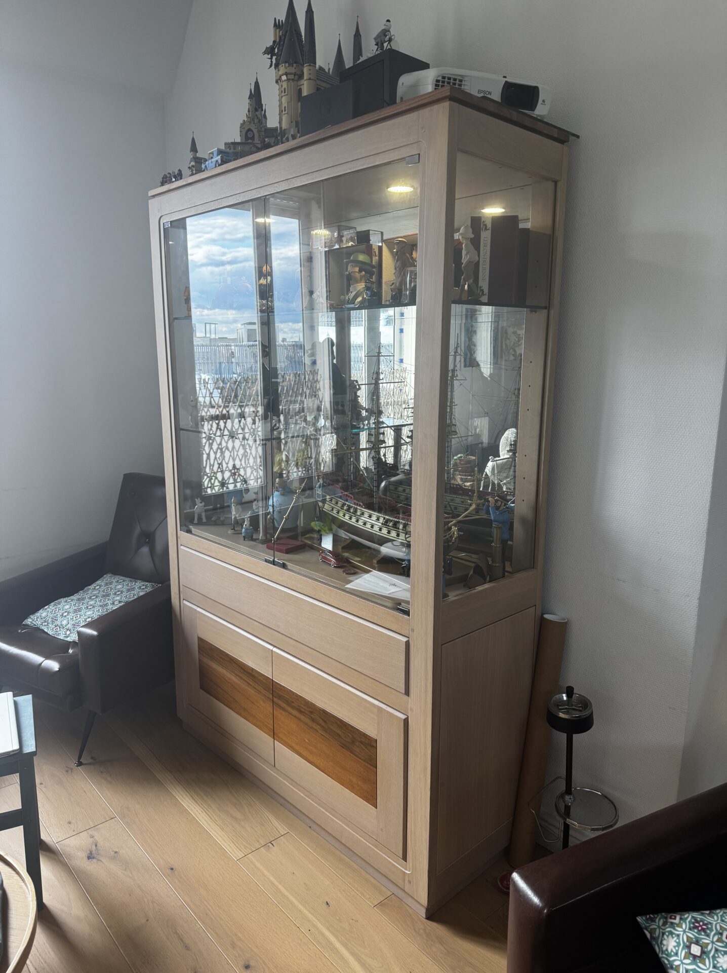 Vitrine en chêne massif avec éclairage intégré – Image 2