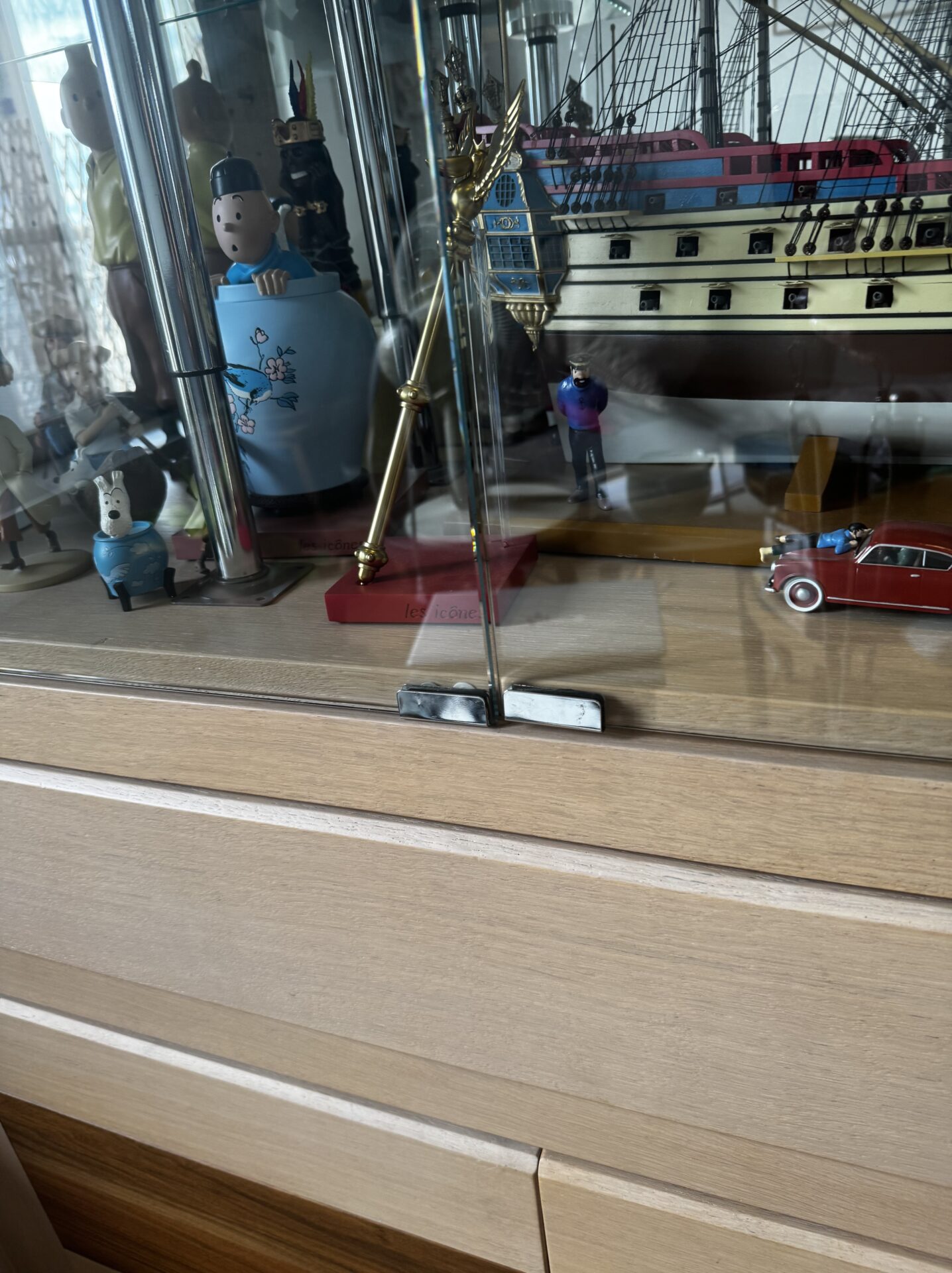 Vitrine en chêne massif avec éclairage intégré – Image 3