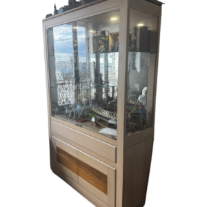 Vitrine en chêne massif avec éclairage intégré