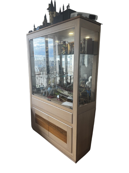 Vitrine en chêne massif avec éclairage intégré