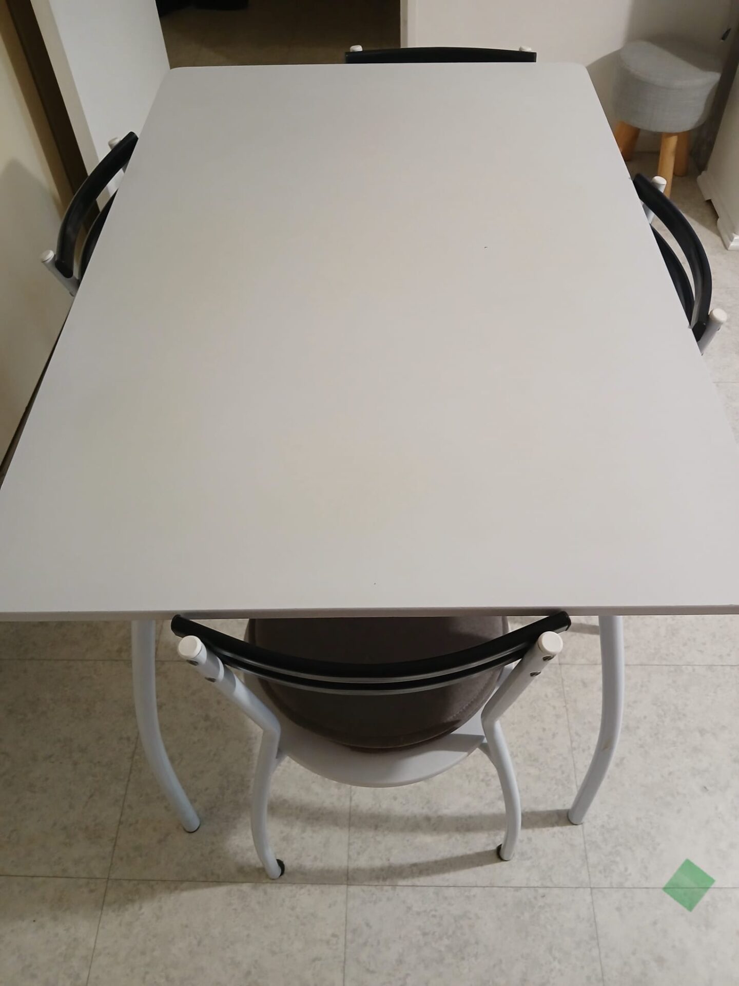 Table et 4 chaises blanches – Image 4