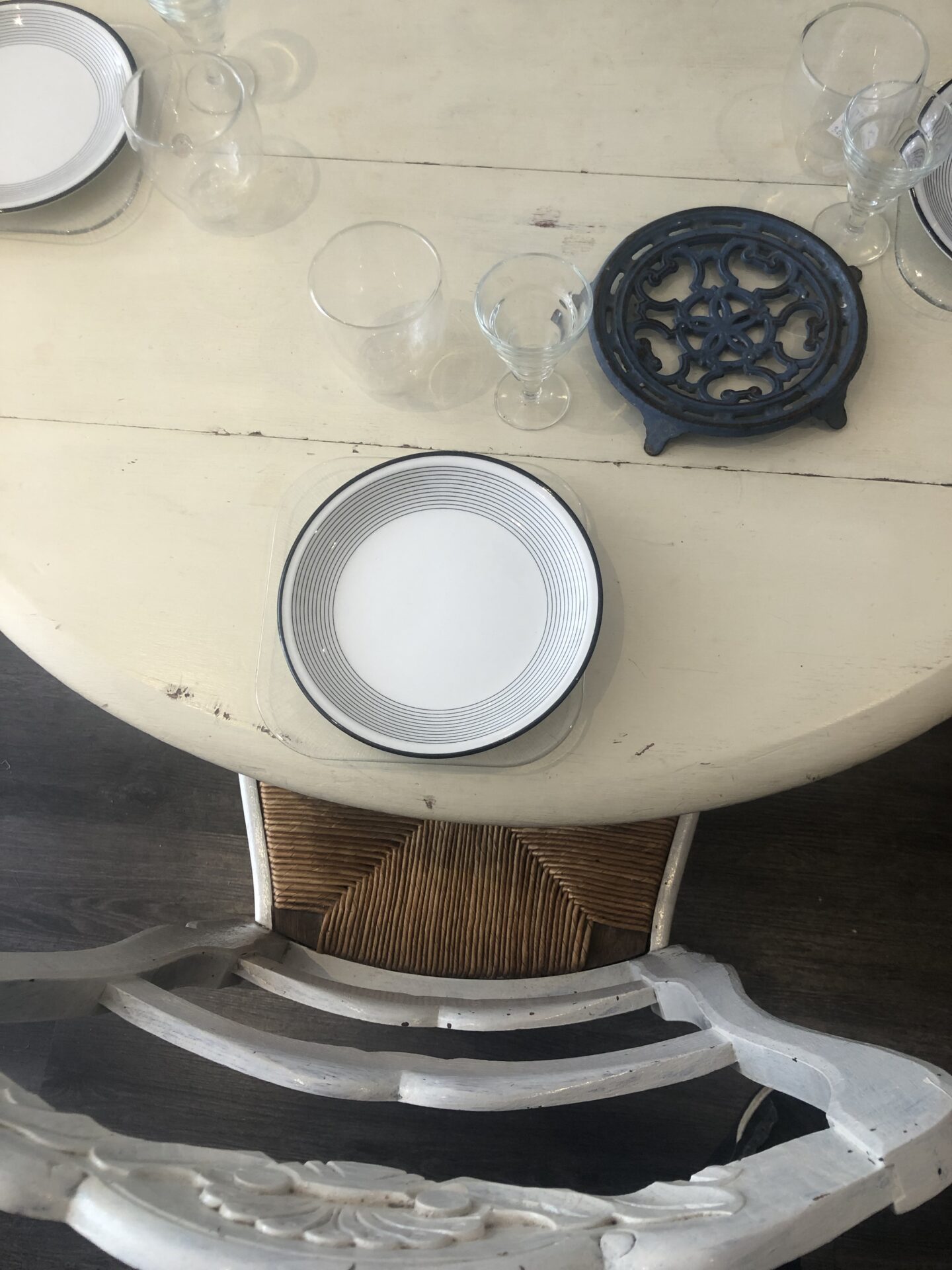 Table de salle à manger patine blanche (2 rabats 1 rallonge) – Image 3