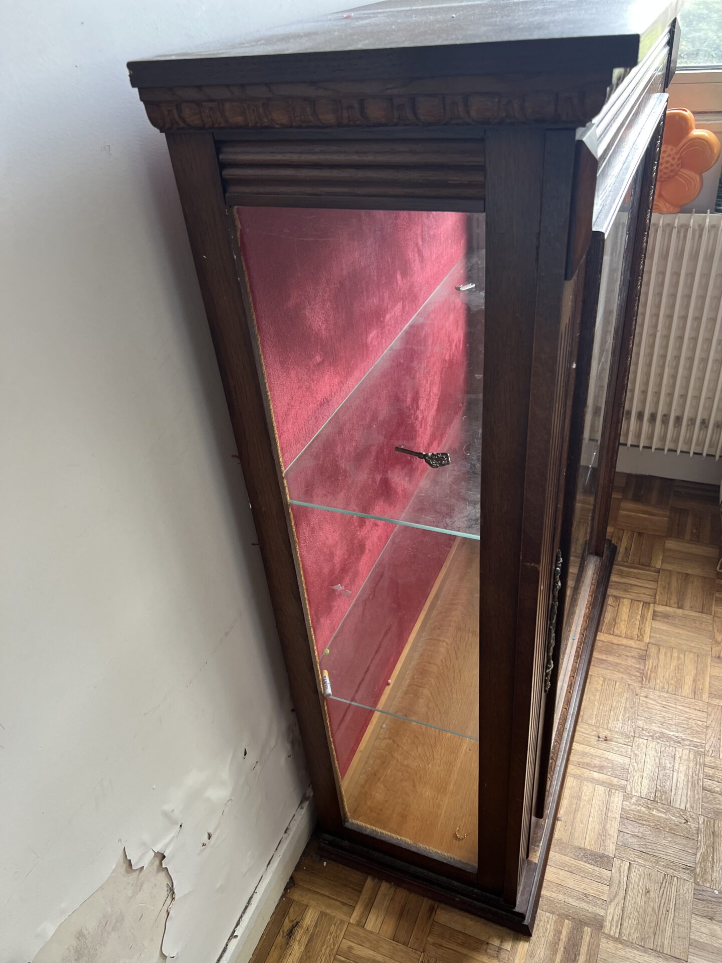 Vitrine ancienne en bois massif avec porte vitrée et fond velour rouge – Image 4