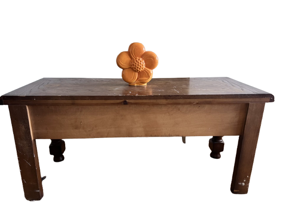 Table basse ancienne en bois massif avec tiroirs et pieds tournés
