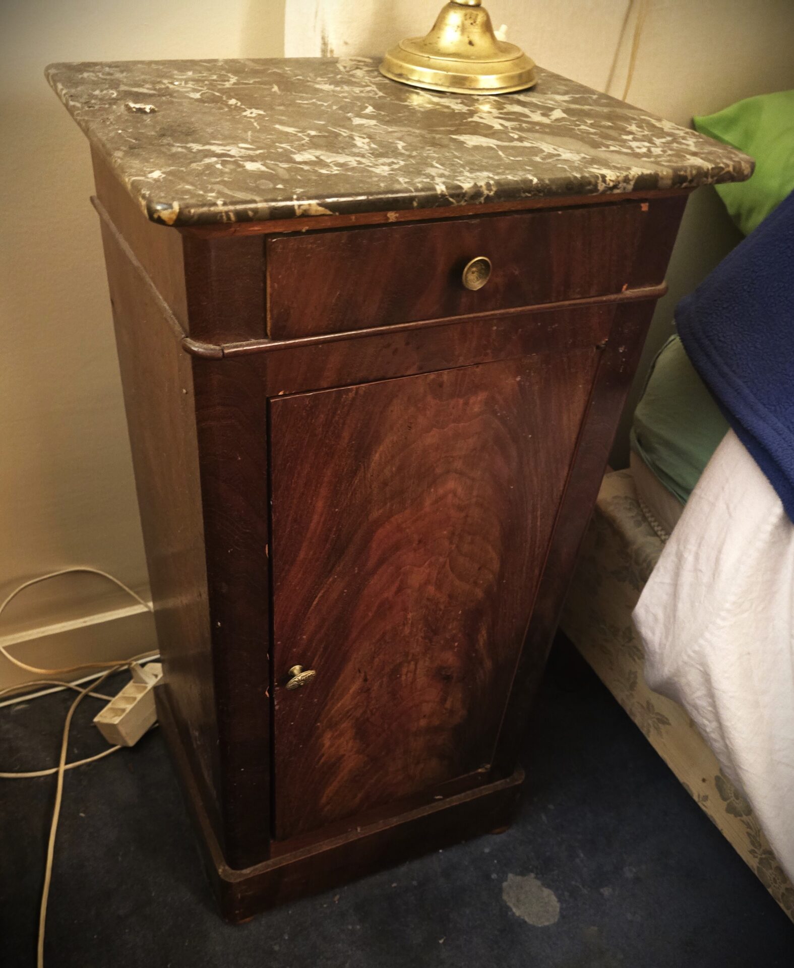 Table de chevet en bois massif et sa tablette en marbre – Image 2