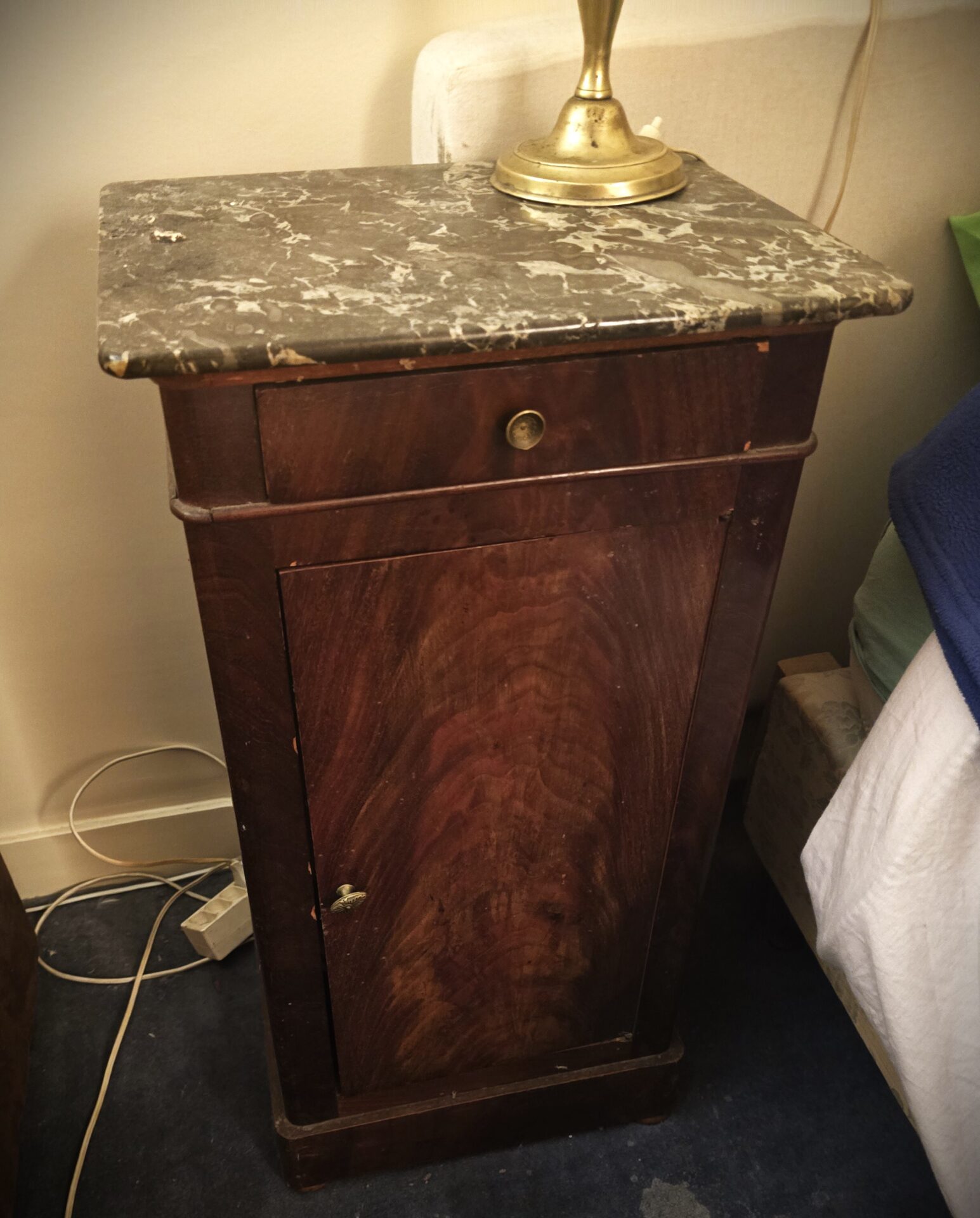Table de chevet en bois massif et sa tablette en marbre – Image 3