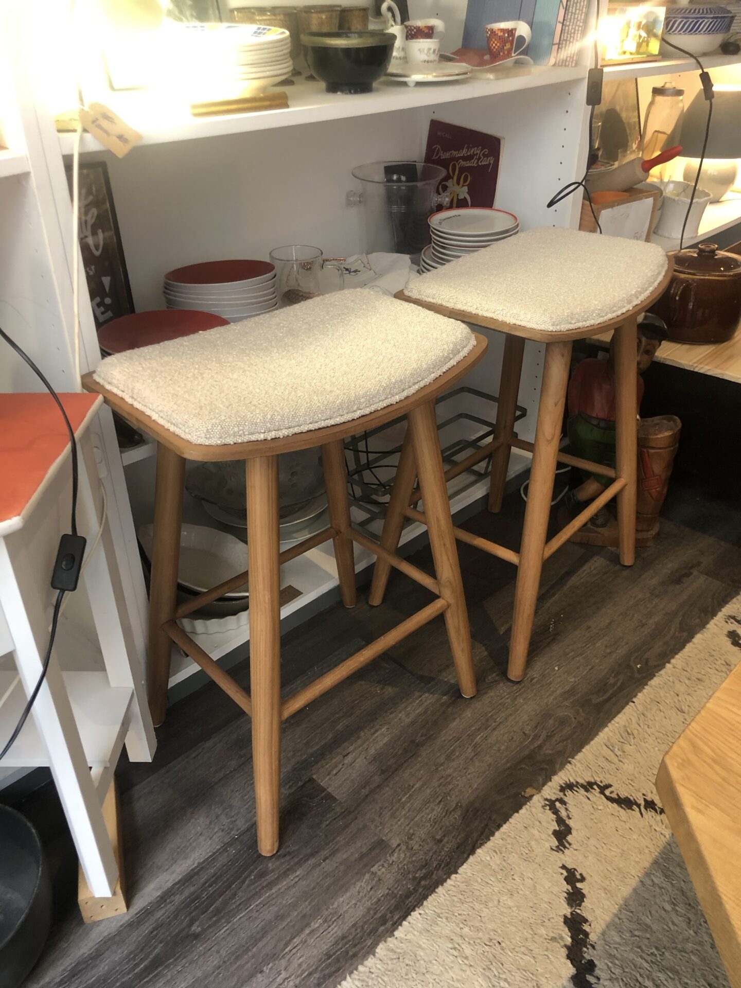 2 tabourets de bar en teck et tissu bouclette AMBRE – Image 7