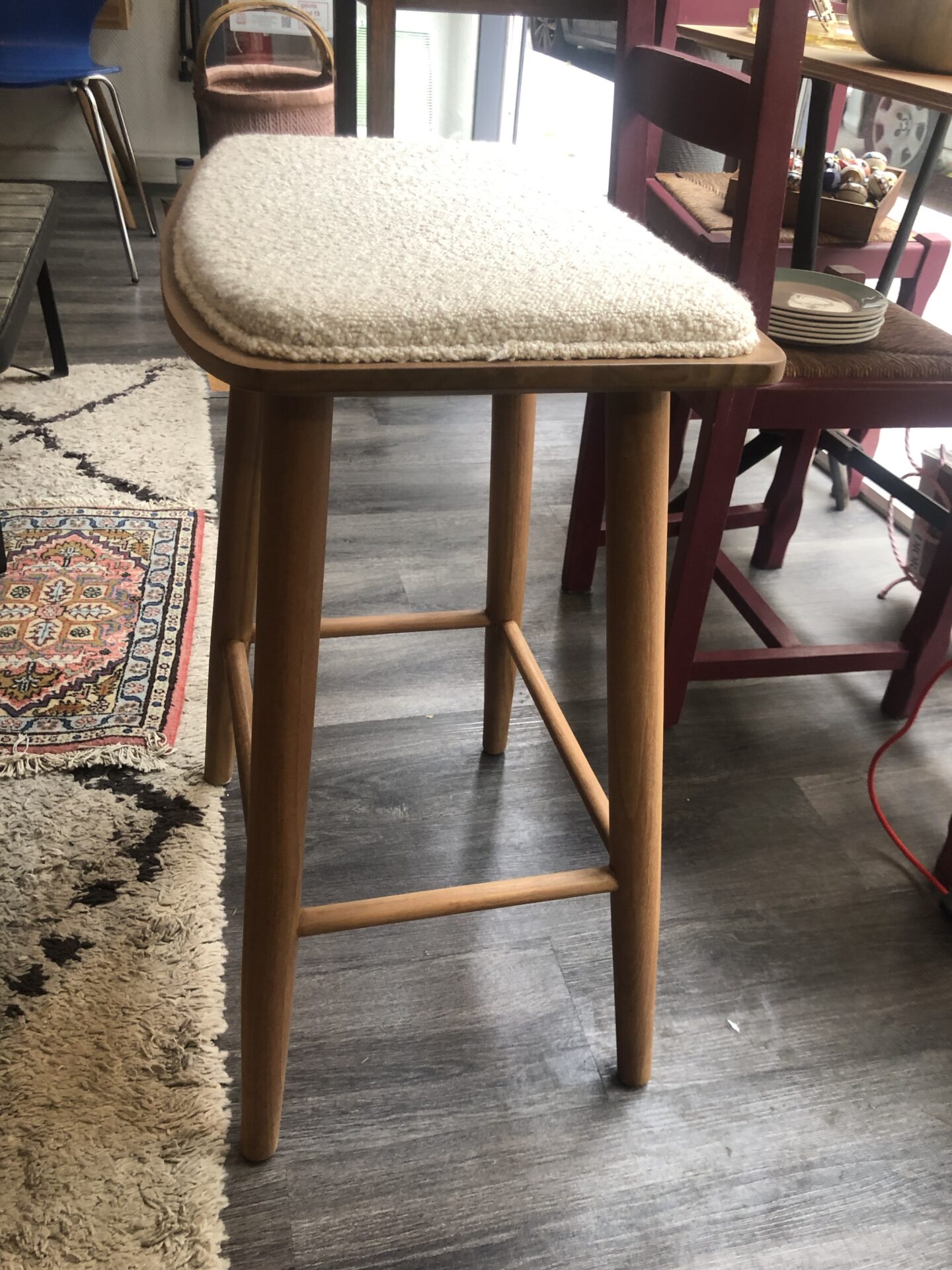 2 tabourets de bar en teck et tissu bouclette AMBRE – Image 5