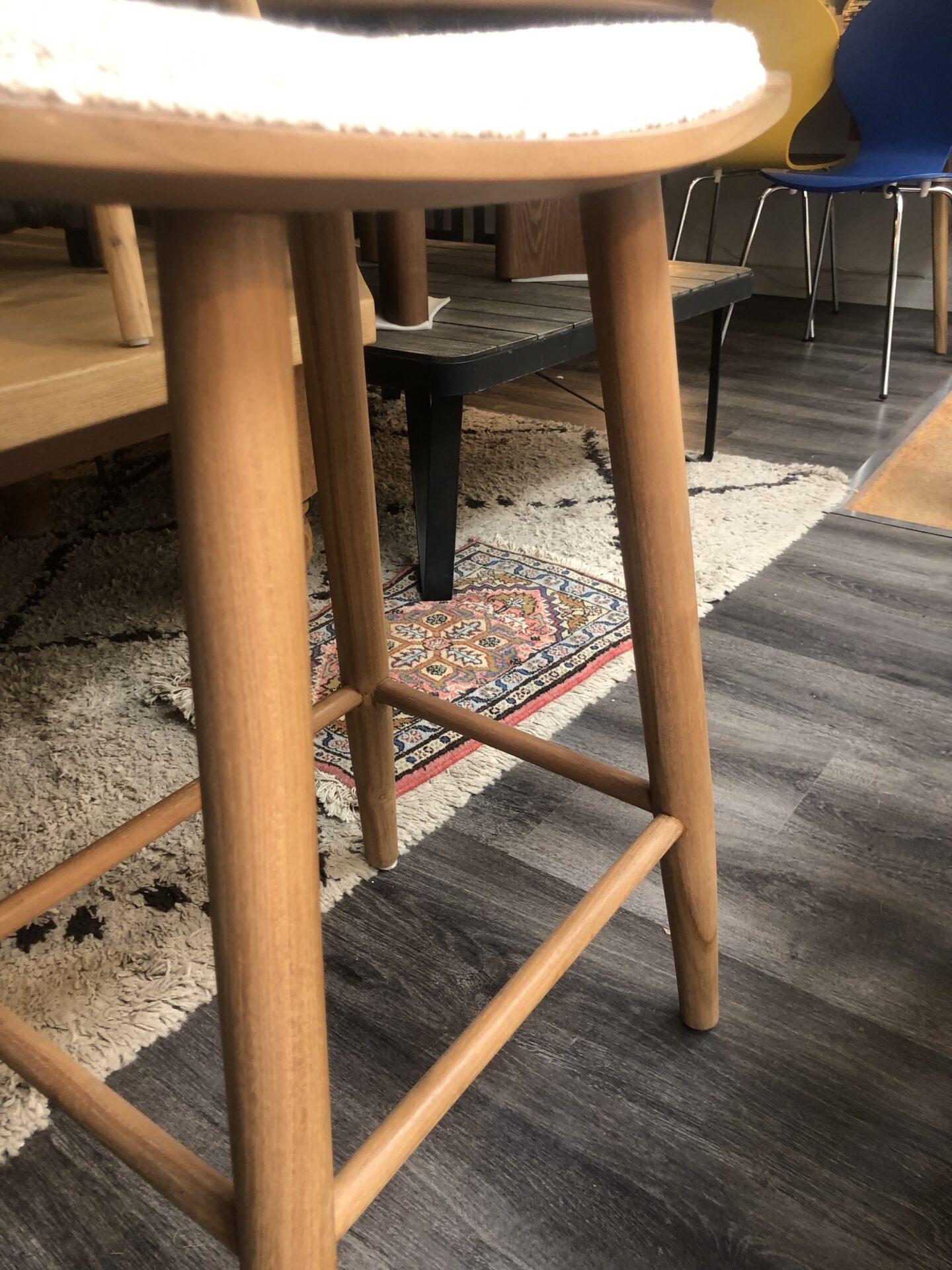 2 tabourets de bar en teck et tissu bouclette AMBRE – Image 4