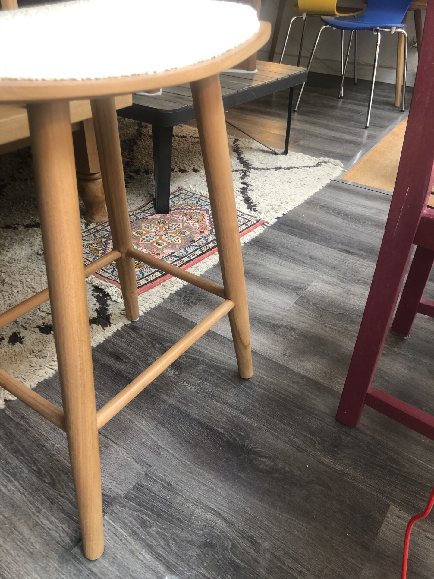2 tabourets de bar en teck et tissu bouclette AMBRE – Image 3