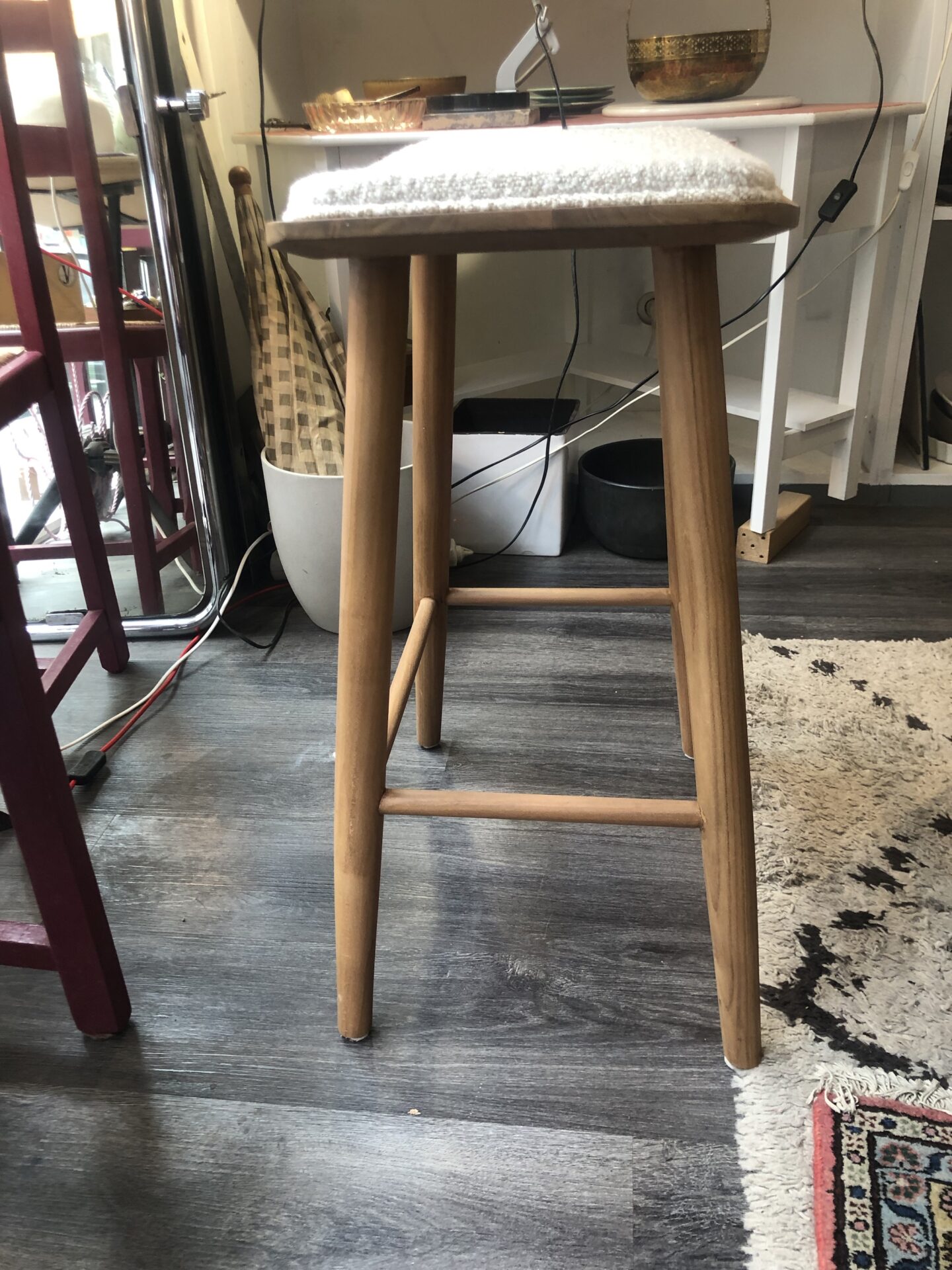 2 tabourets de bar en teck et tissu bouclette AMBRE – Image 2