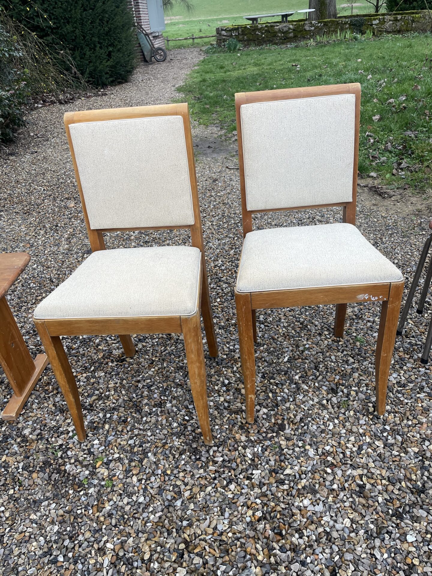 Paire de chaises vintage en bois blond et Skaï beige – Image 4