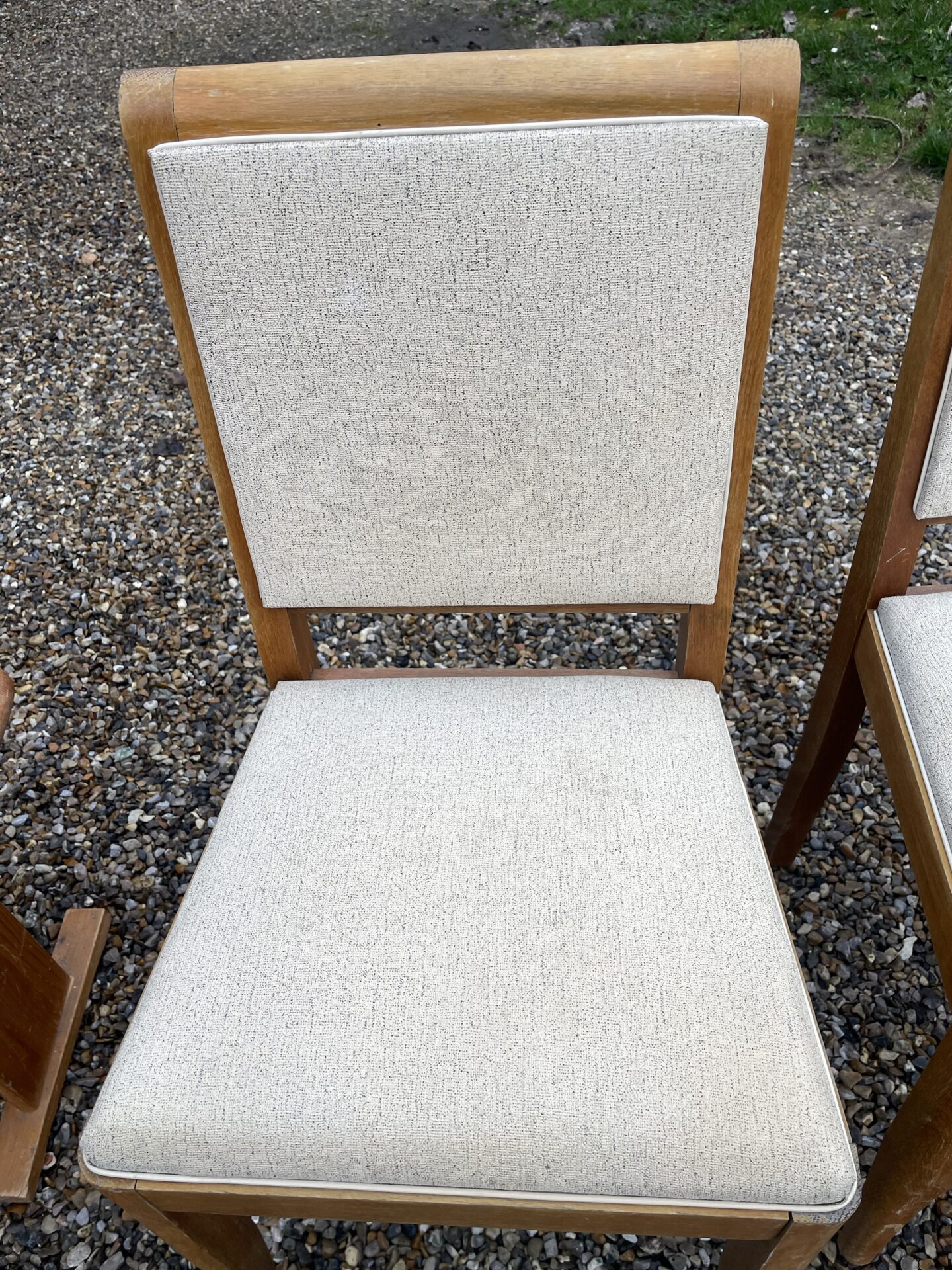 Paire de chaises vintage en bois blond et Skaï beige – Image 3