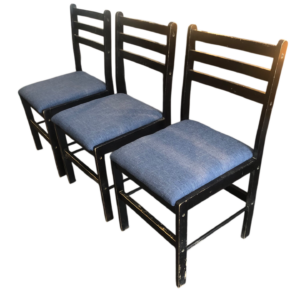 Paire de chaises en bois noir. Assises refaites avec un tissu chiné bleu
