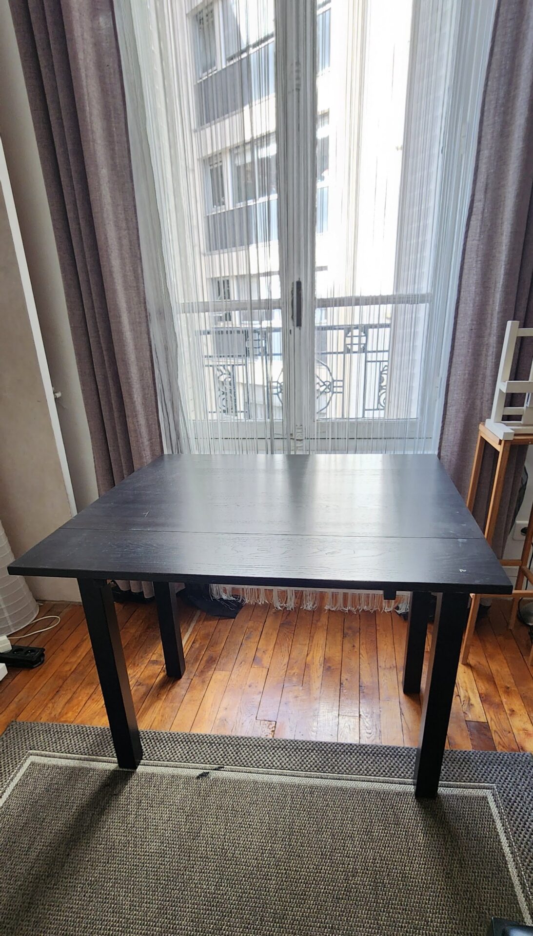 Table de salon extensible en bois noir (IKEA) – Image 2