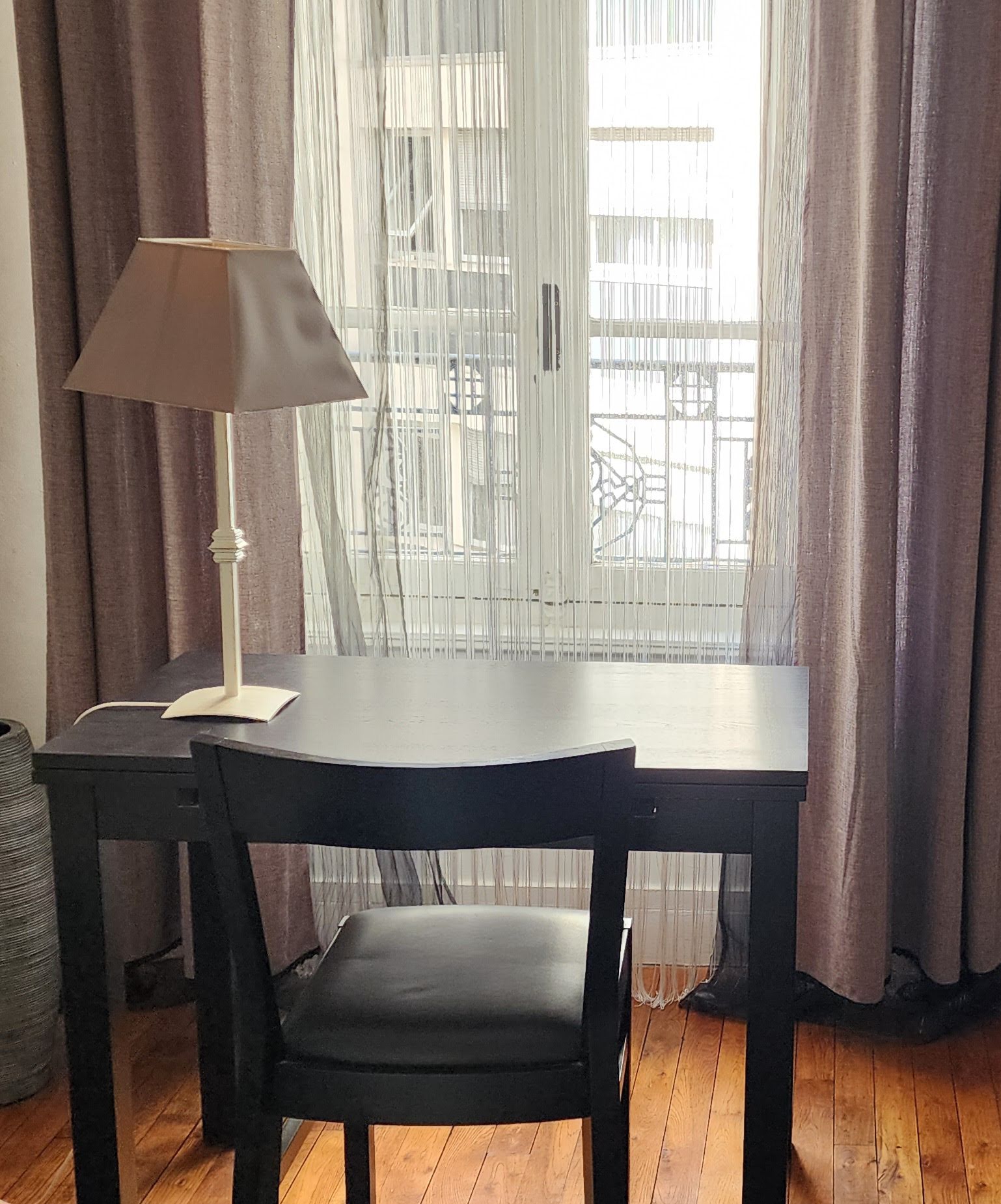 Table de salon extensible en bois noir (IKEA) – Image 4