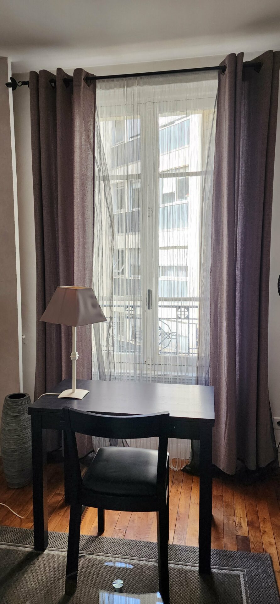 Table de salon extensible en bois noir (IKEA) – Image 3