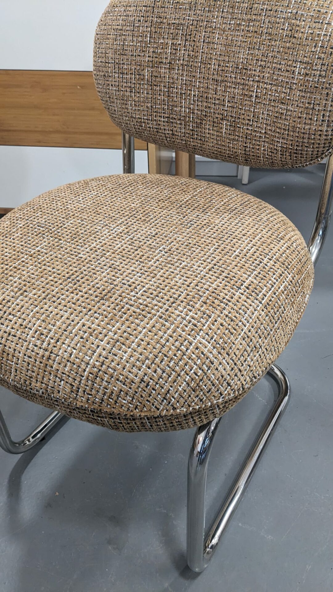 Paire de Chaises, Tweed marron caramel & métal chromé AMBERTA – Image 4