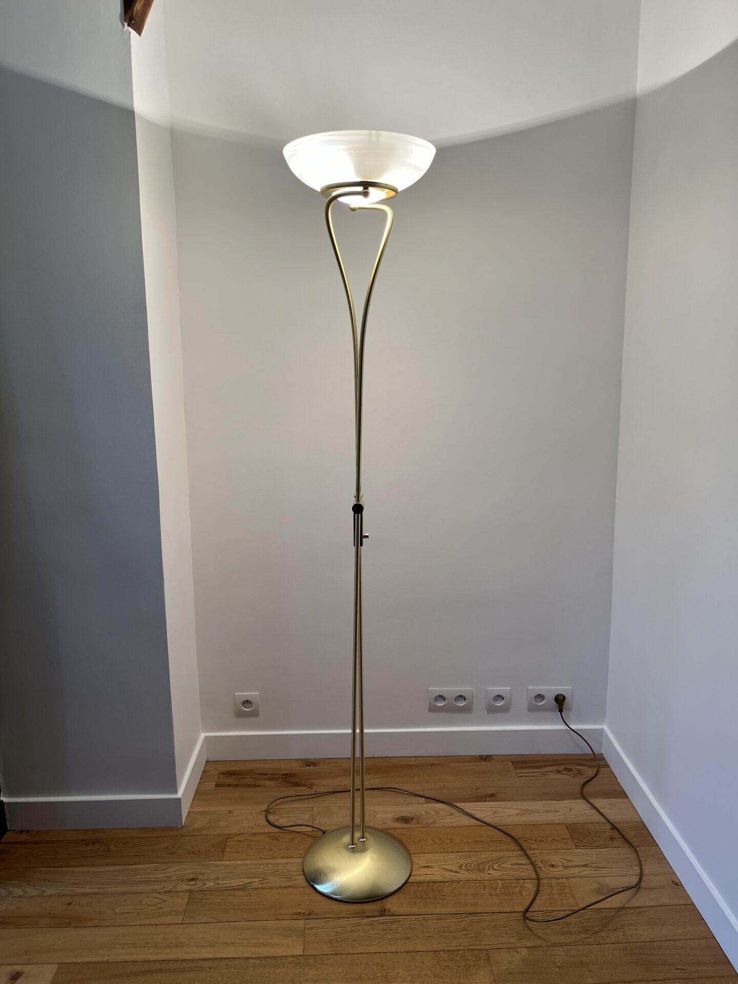 Lampadaire italien vintage 1983 – laiton & verre opalin – H.184 cm – Image 3