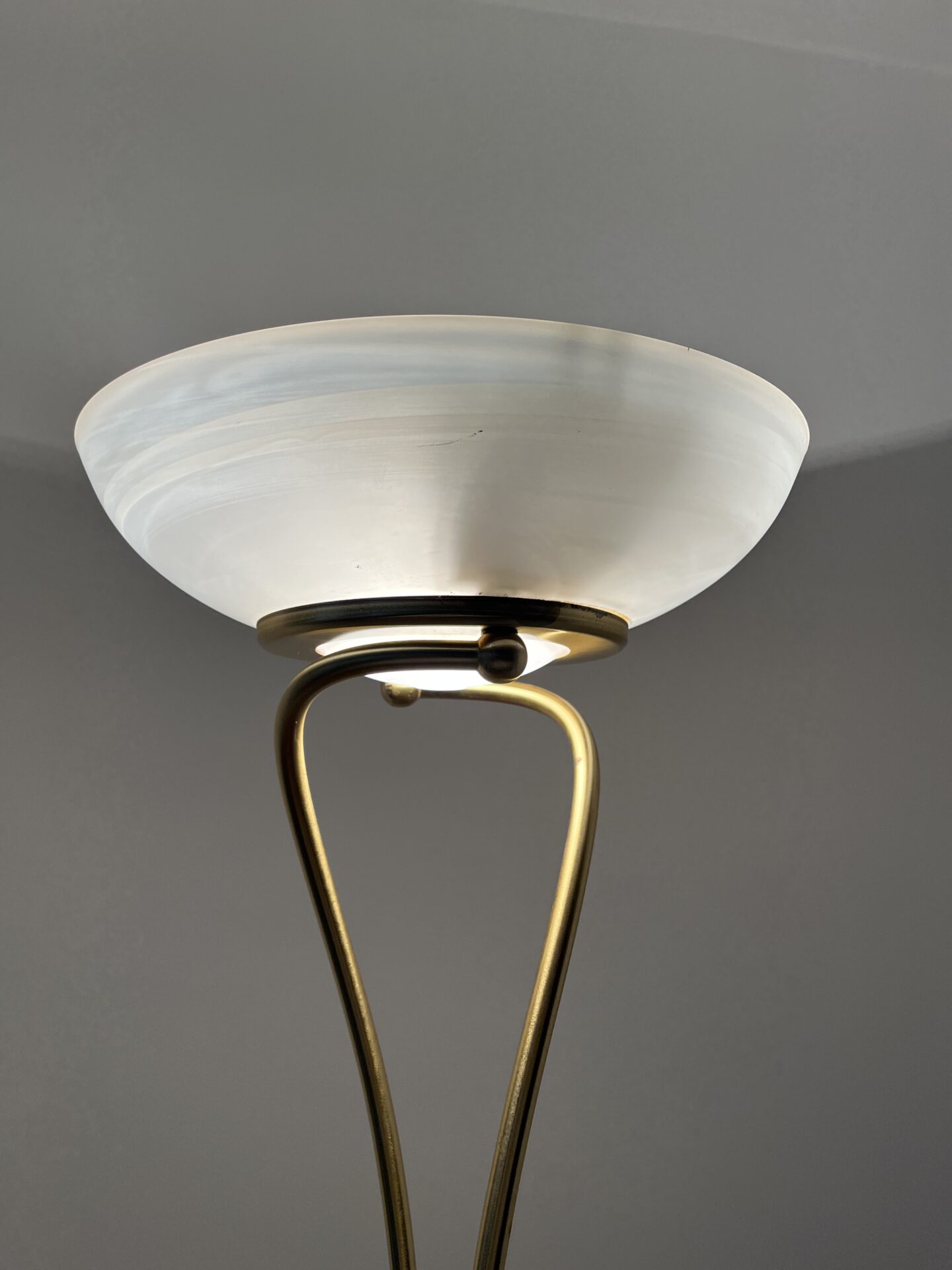 Lampadaire italien vintage 1983 – laiton & verre opalin – H.184 cm – Image 2
