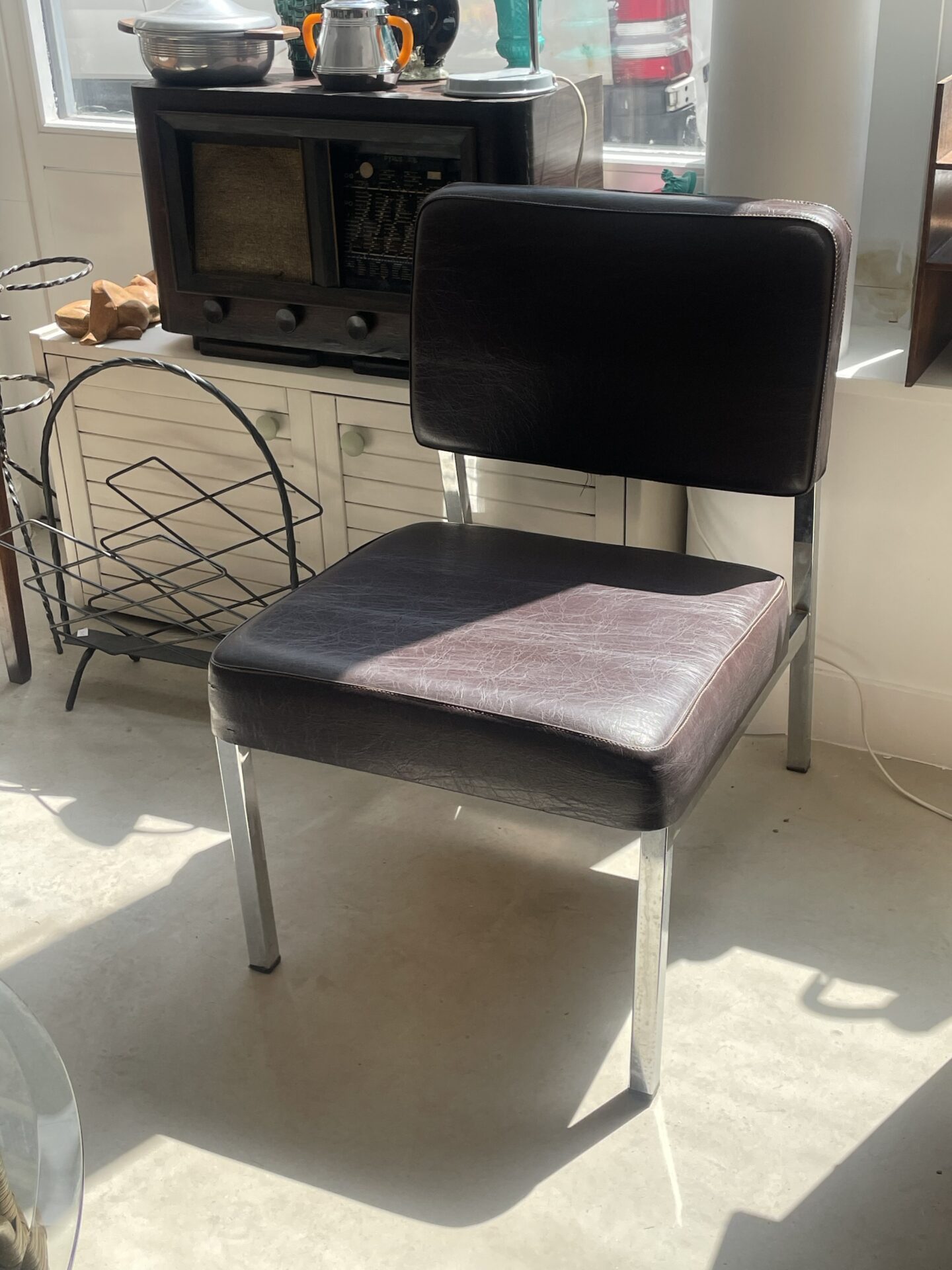 Fauteuil vintage skaï marron foncé et chrome – Image 2