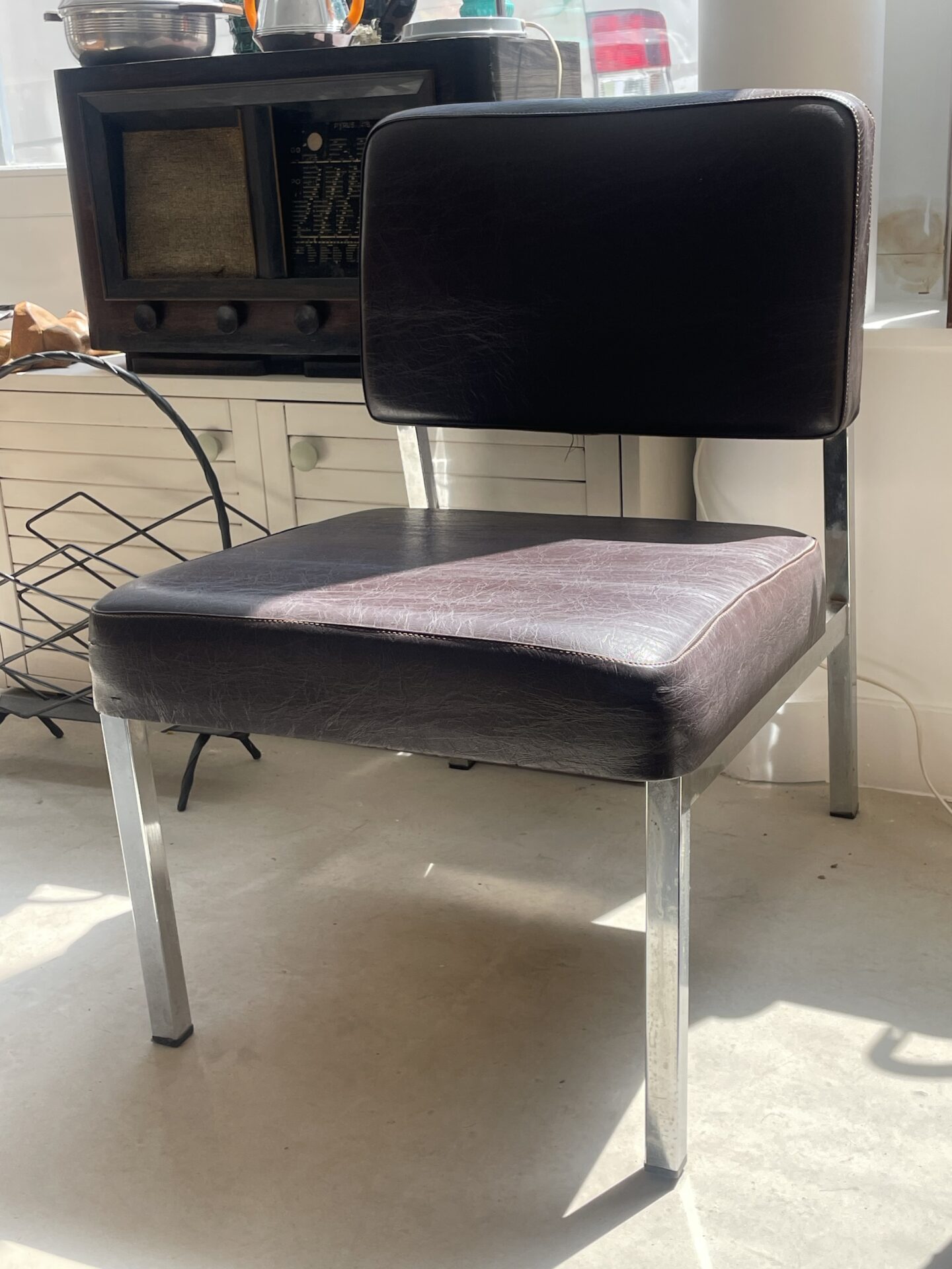 Fauteuil vintage skaï marron foncé et chrome – Image 3