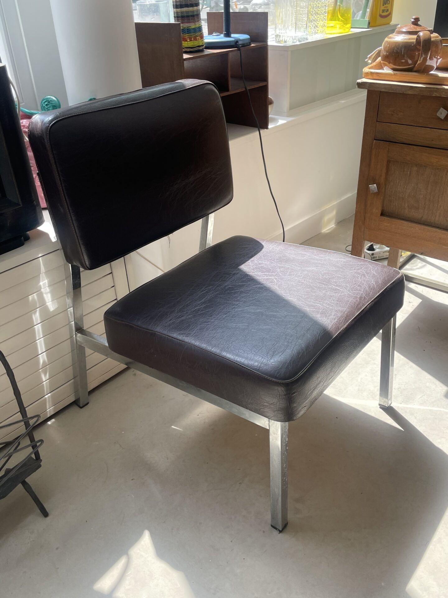 Fauteuil vintage skaï marron foncé et chrome – Image 4