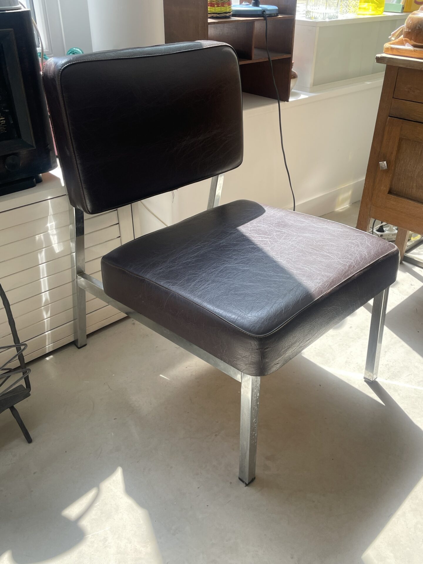 Fauteuil vintage skaï marron foncé et chrome – Image 5
