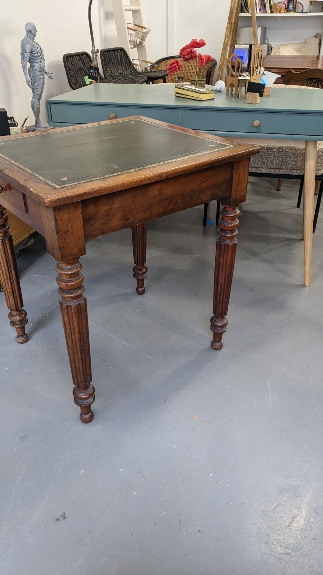 Petit bureau plat avec sous main – Image 5