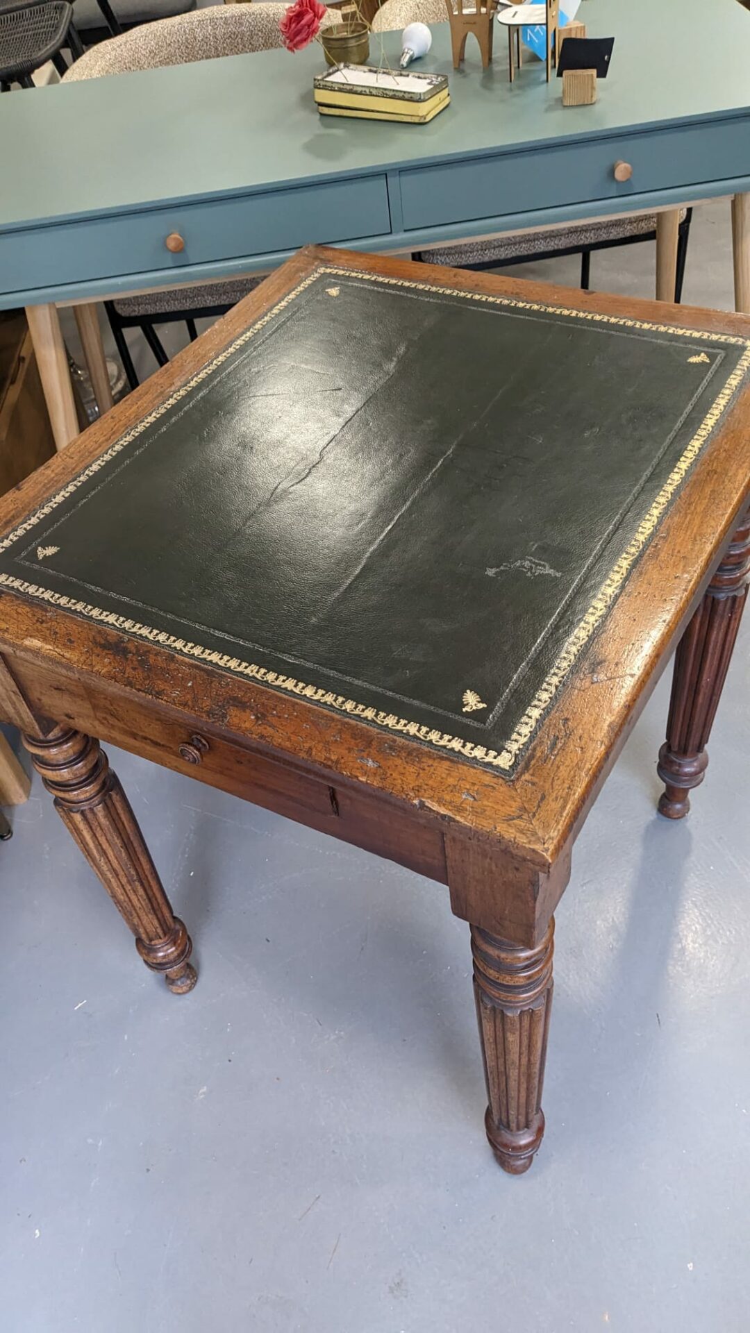 Petit bureau plat avec sous main – Image 3