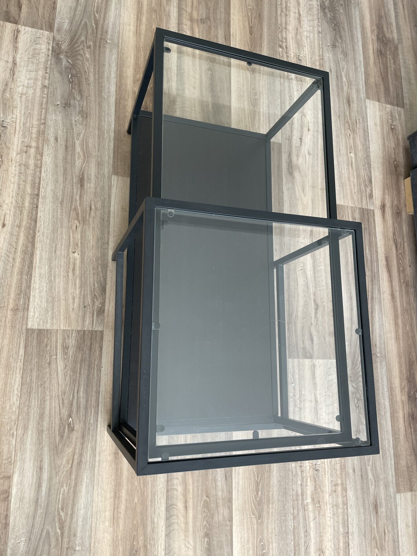 Tables basses métal et verre modulables – Image 5