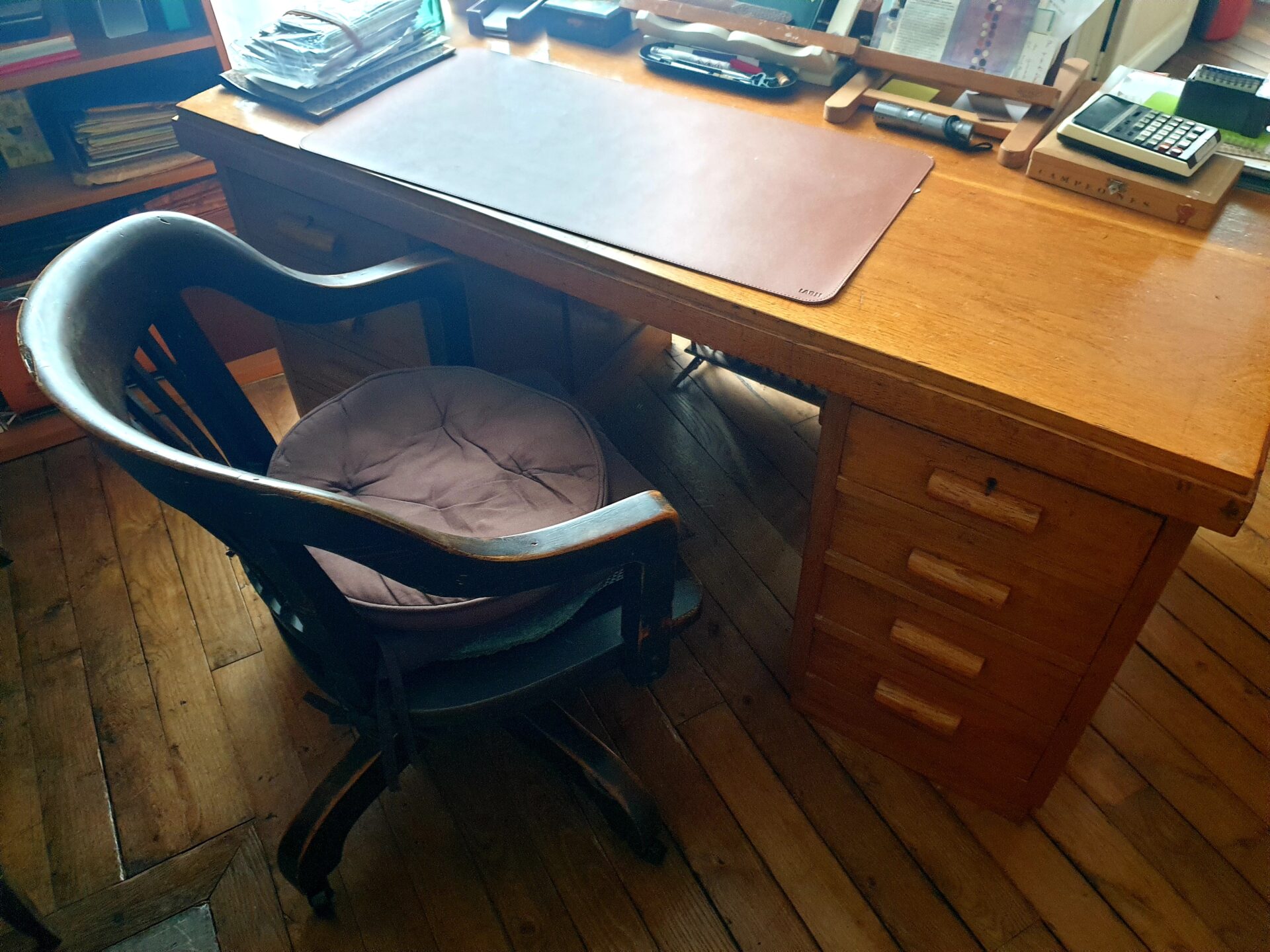 Bureau en chêne verni – Image 4