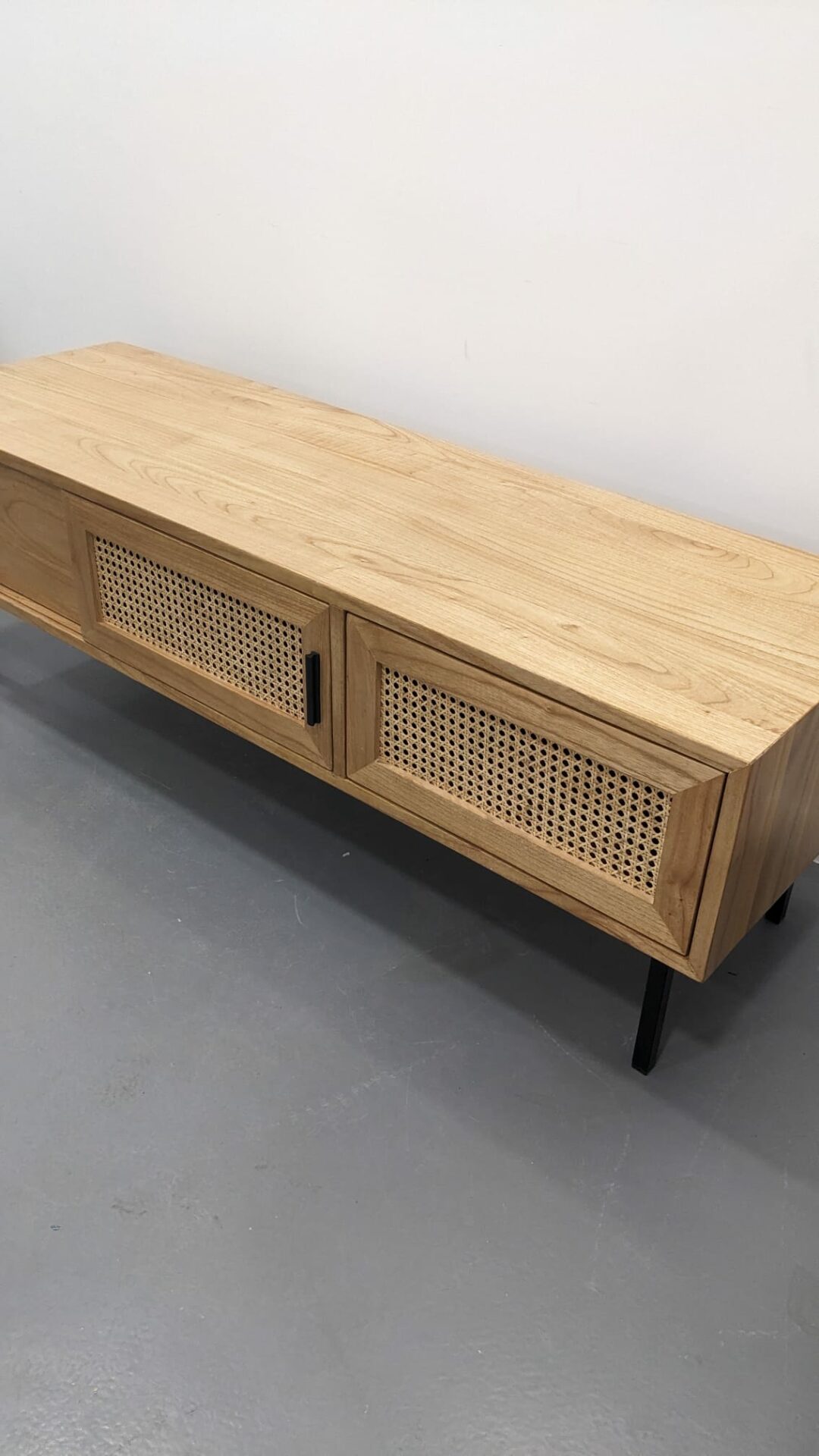Meuble TV en mindi massif et cannage 140 cm – Image 4